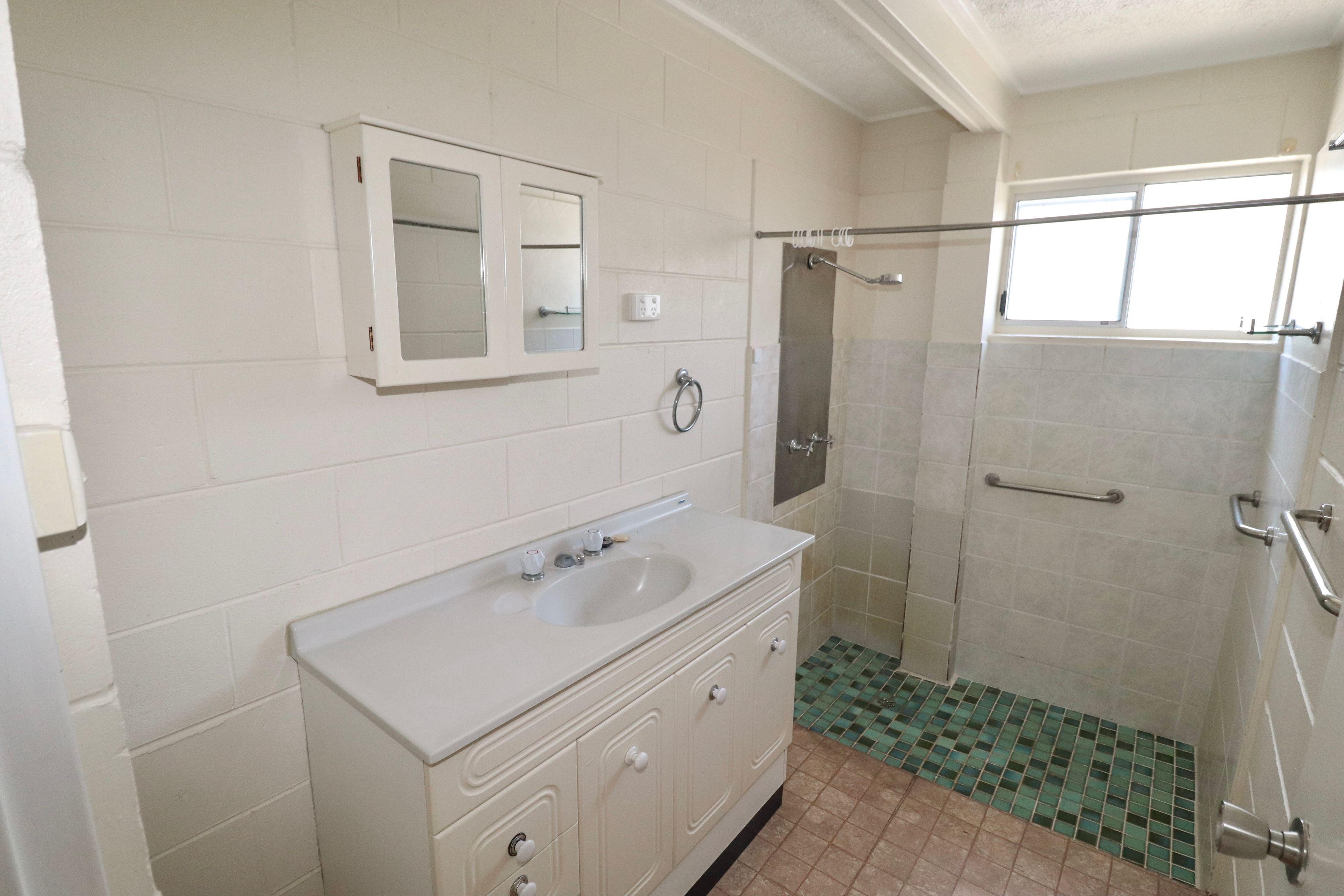 THREE BEDROOM LOWSET UNIT IN TOWN