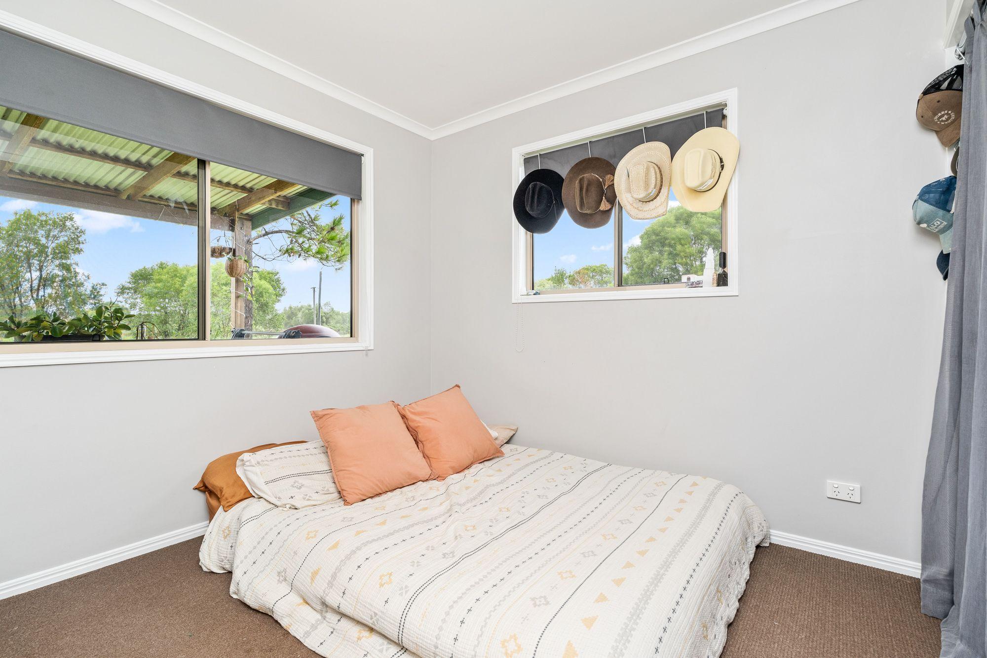 Rural Dual Living Retreat Sitting On Over 23 Acres - Bidwill