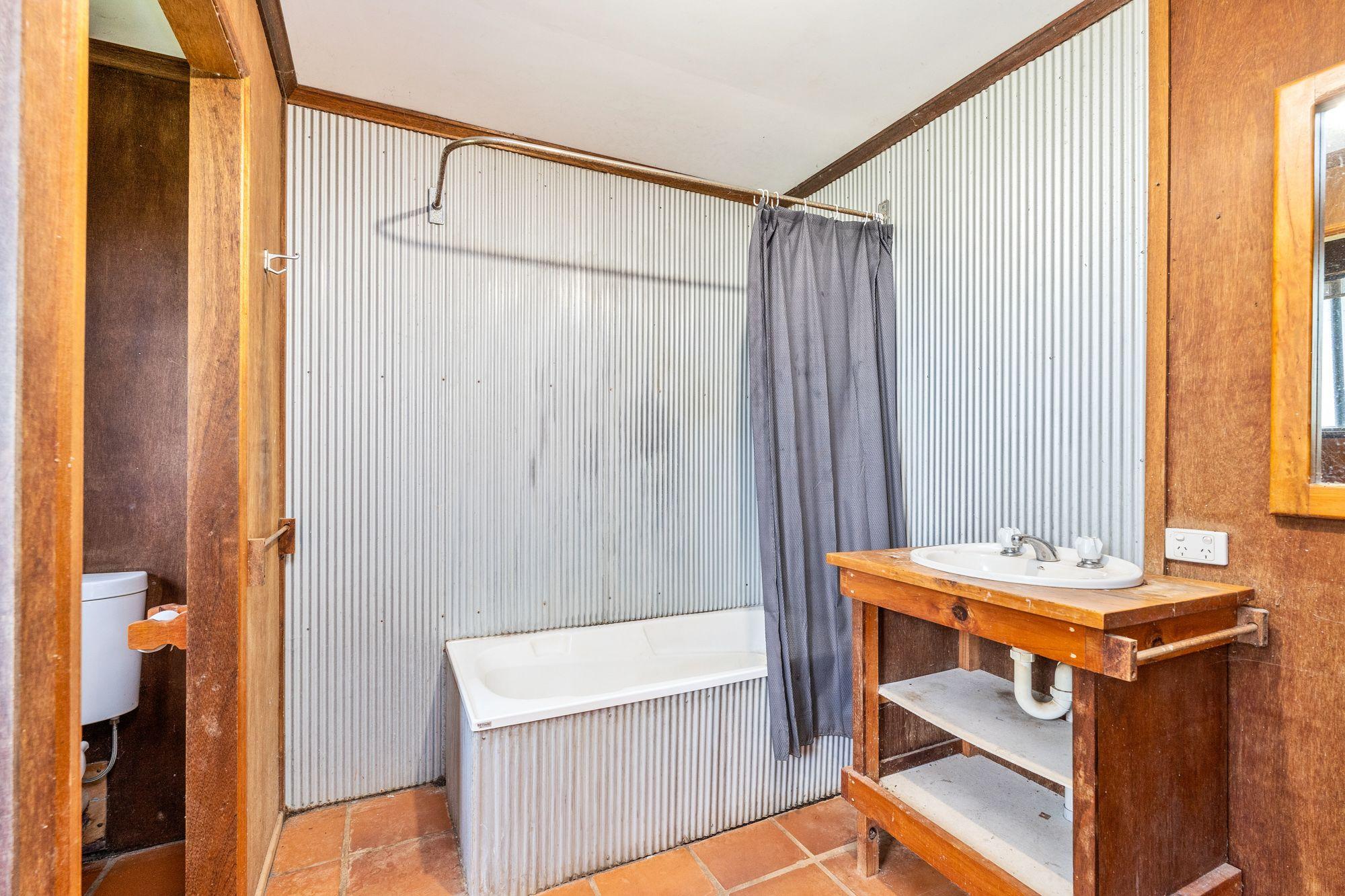 Rural Dual Living Retreat Sitting On Over 23 Acres - Bidwill