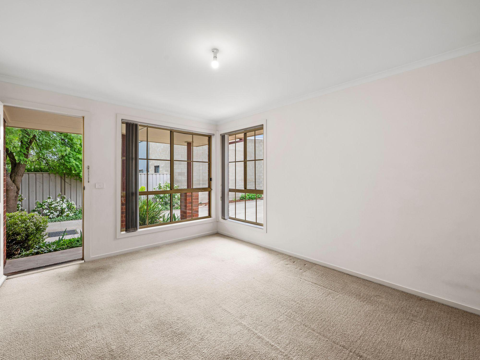 Modern Low Maintenance Townhouse