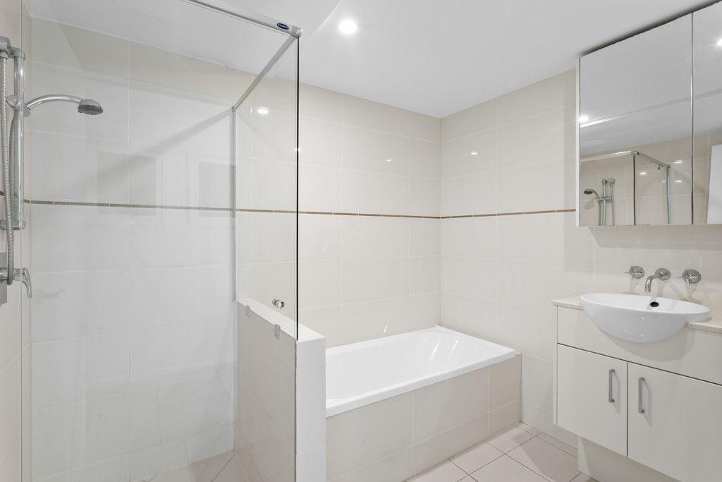 Luxury Waterfront 2-Storey Penthouse in Woody Point