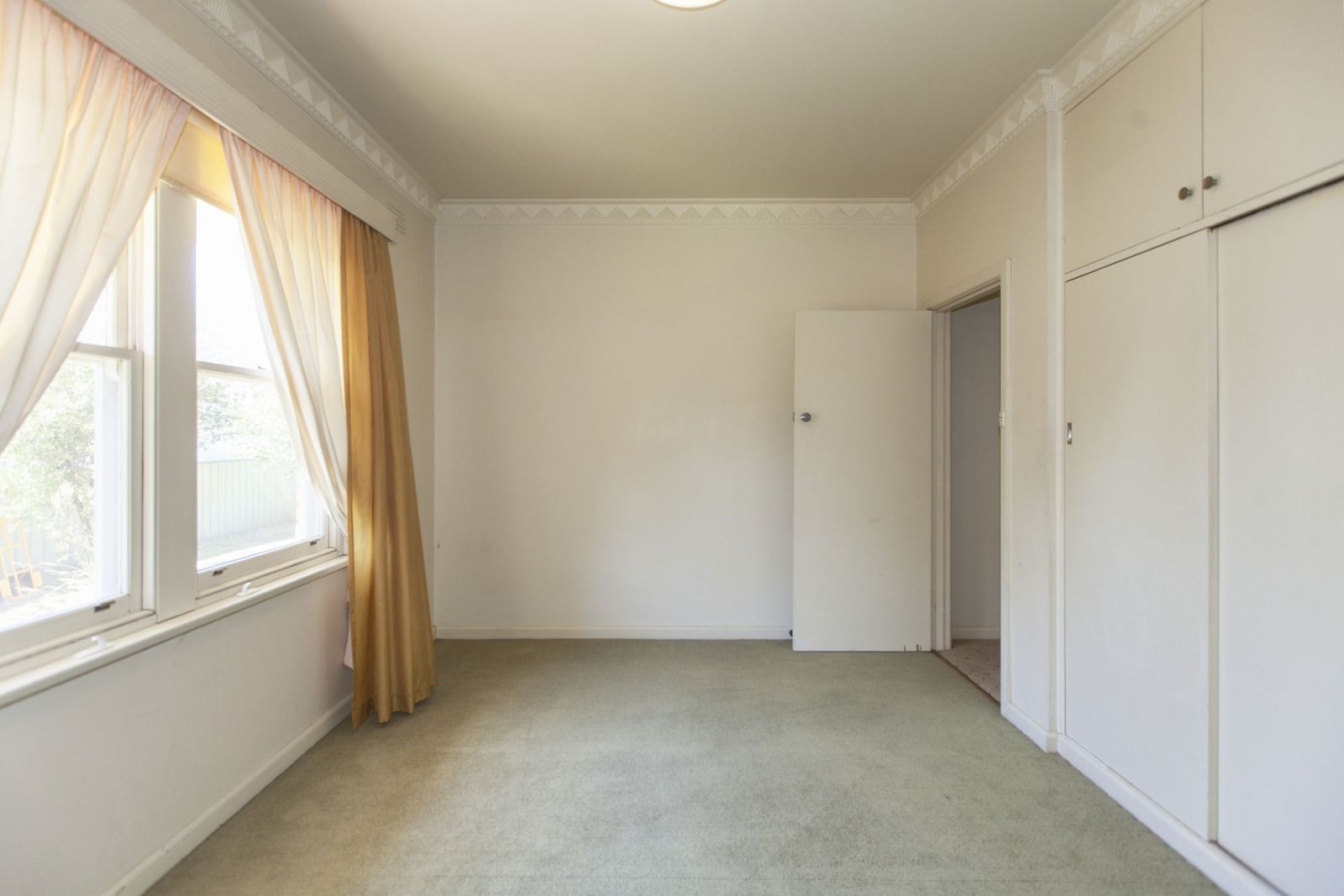 Fully furnished & situated within walking distance to everything the town has to offer