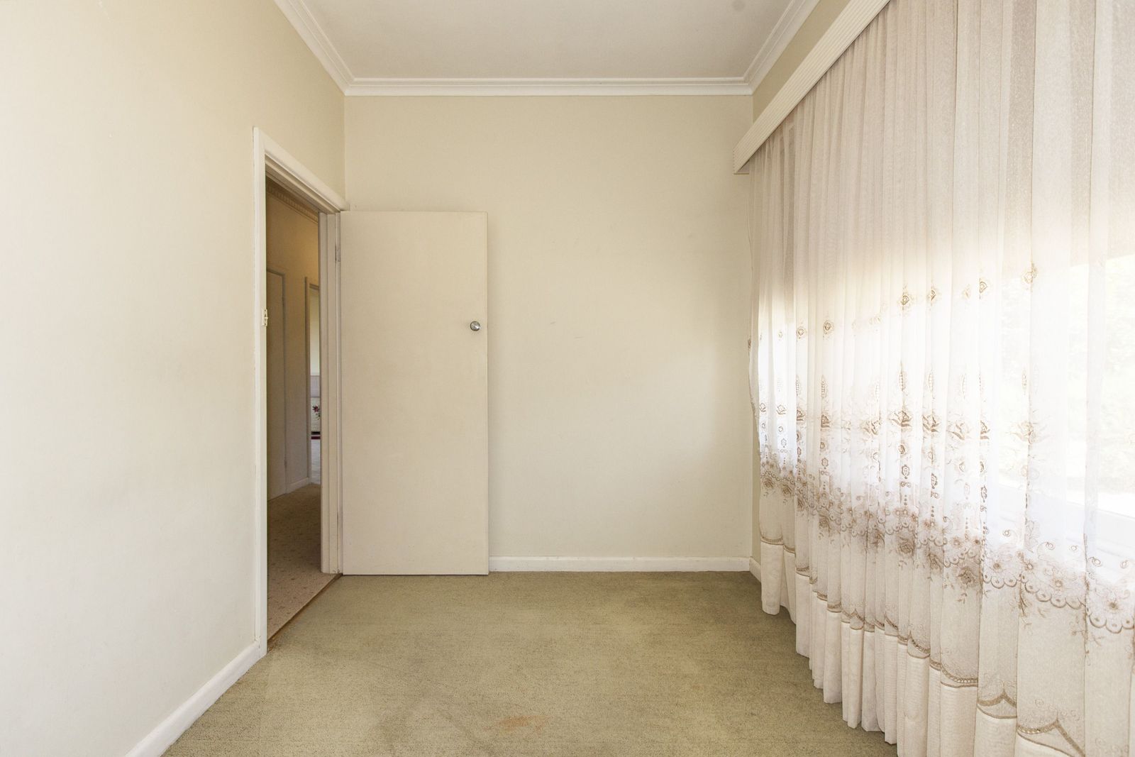 Fully furnished & situated within walking distance to everything the town has to offer