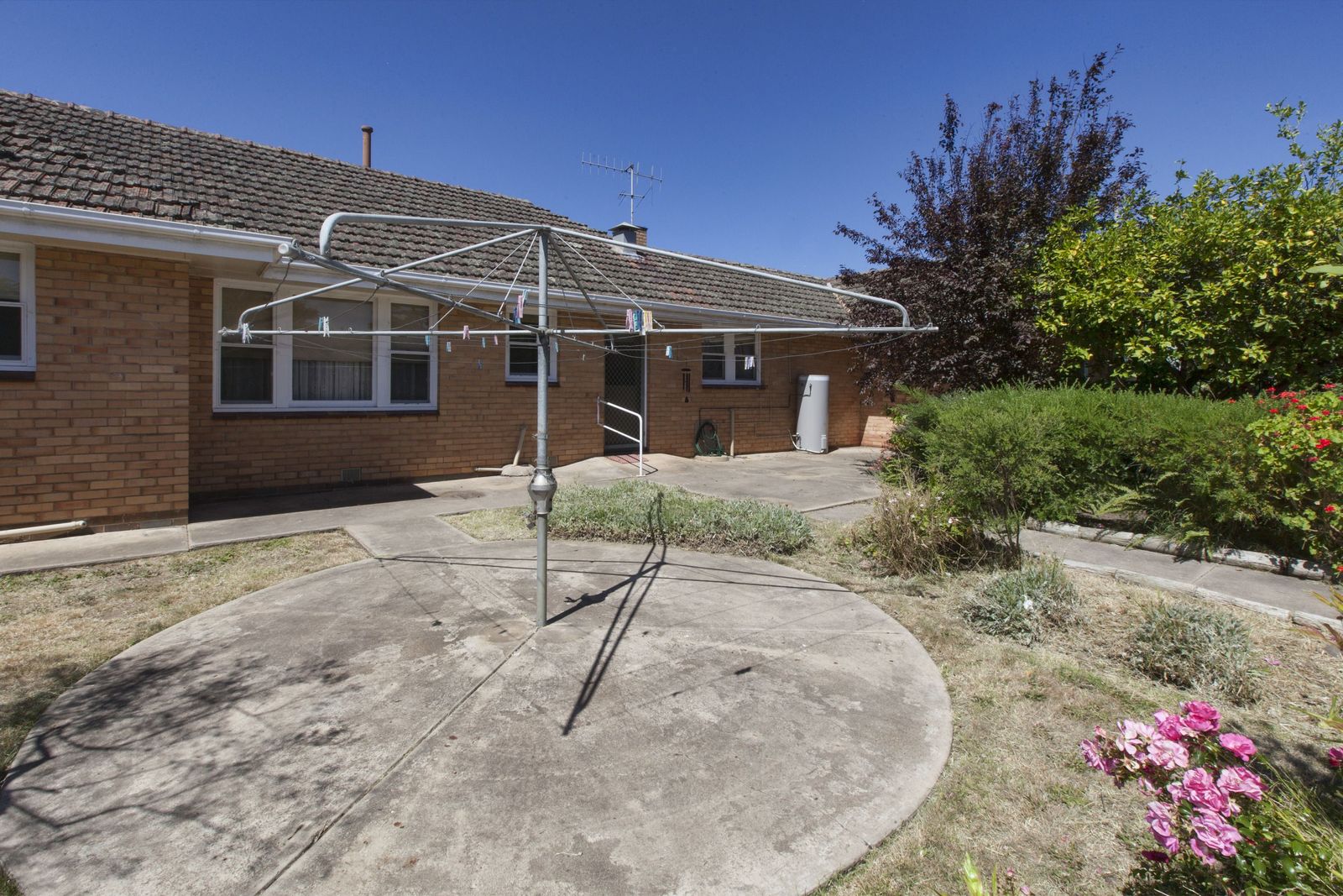 Fully furnished & situated within walking distance to everything the town has to offer