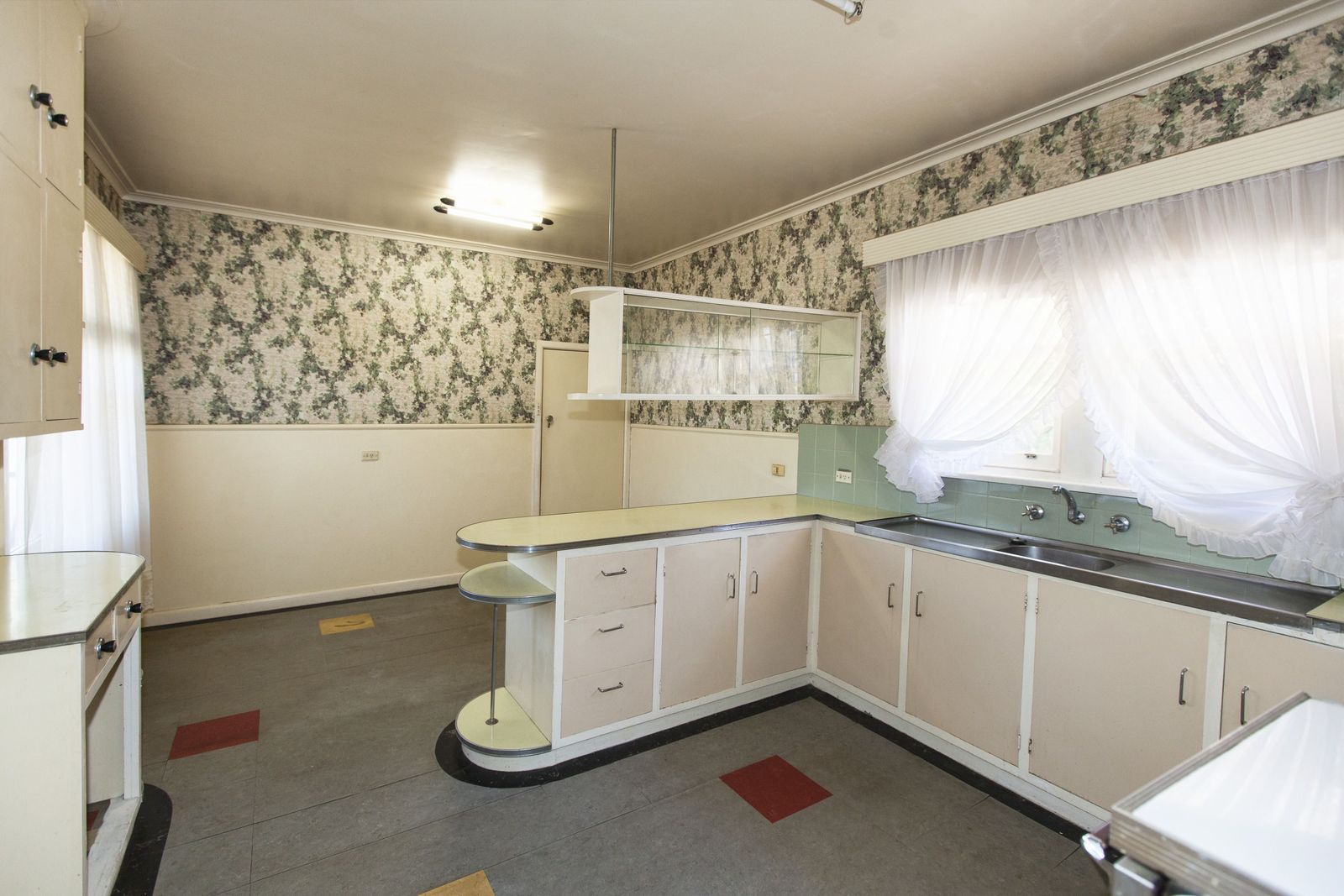 Fully furnished & situated within walking distance to everything the town has to offer