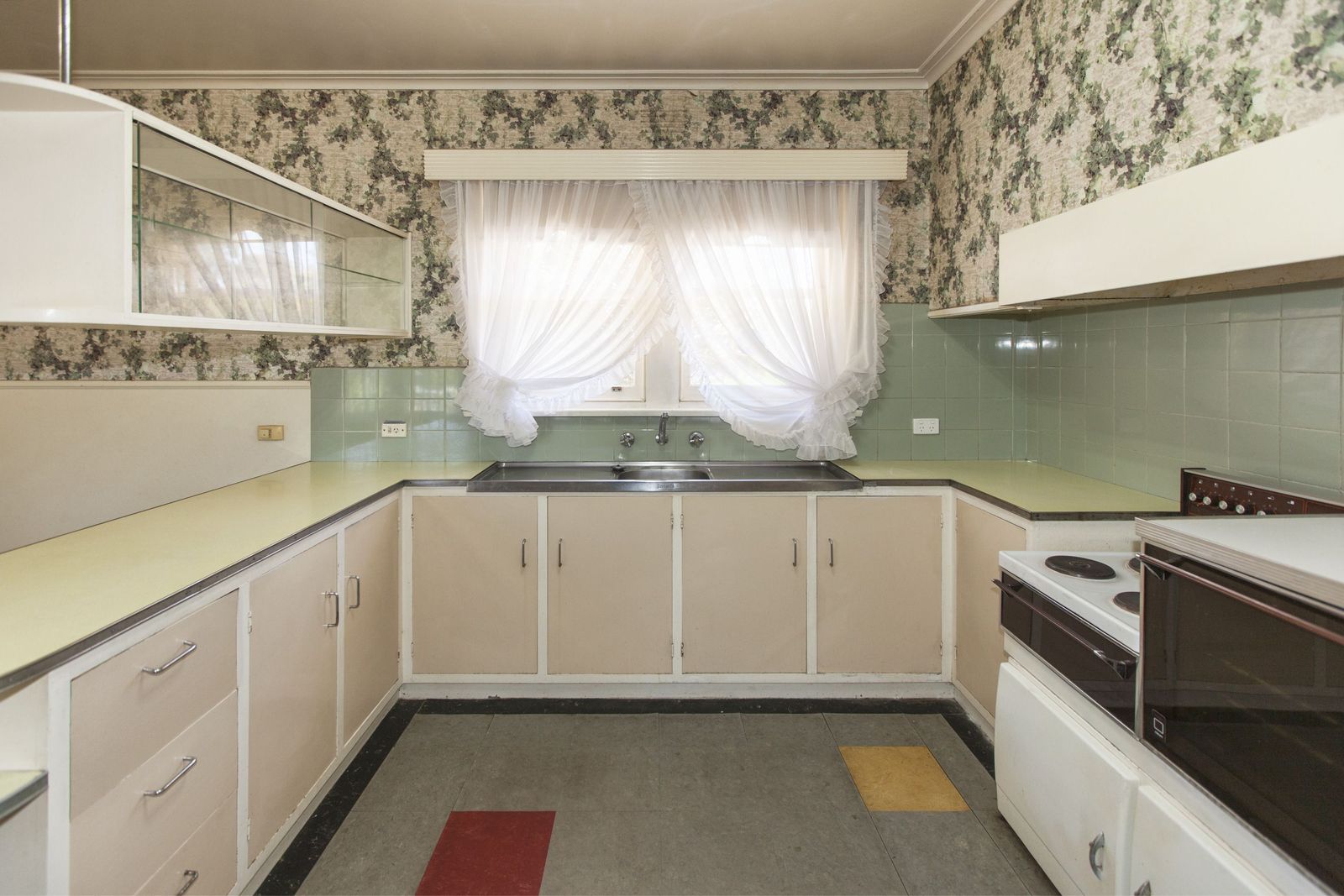 Fully furnished & situated within walking distance to everything the town has to offer