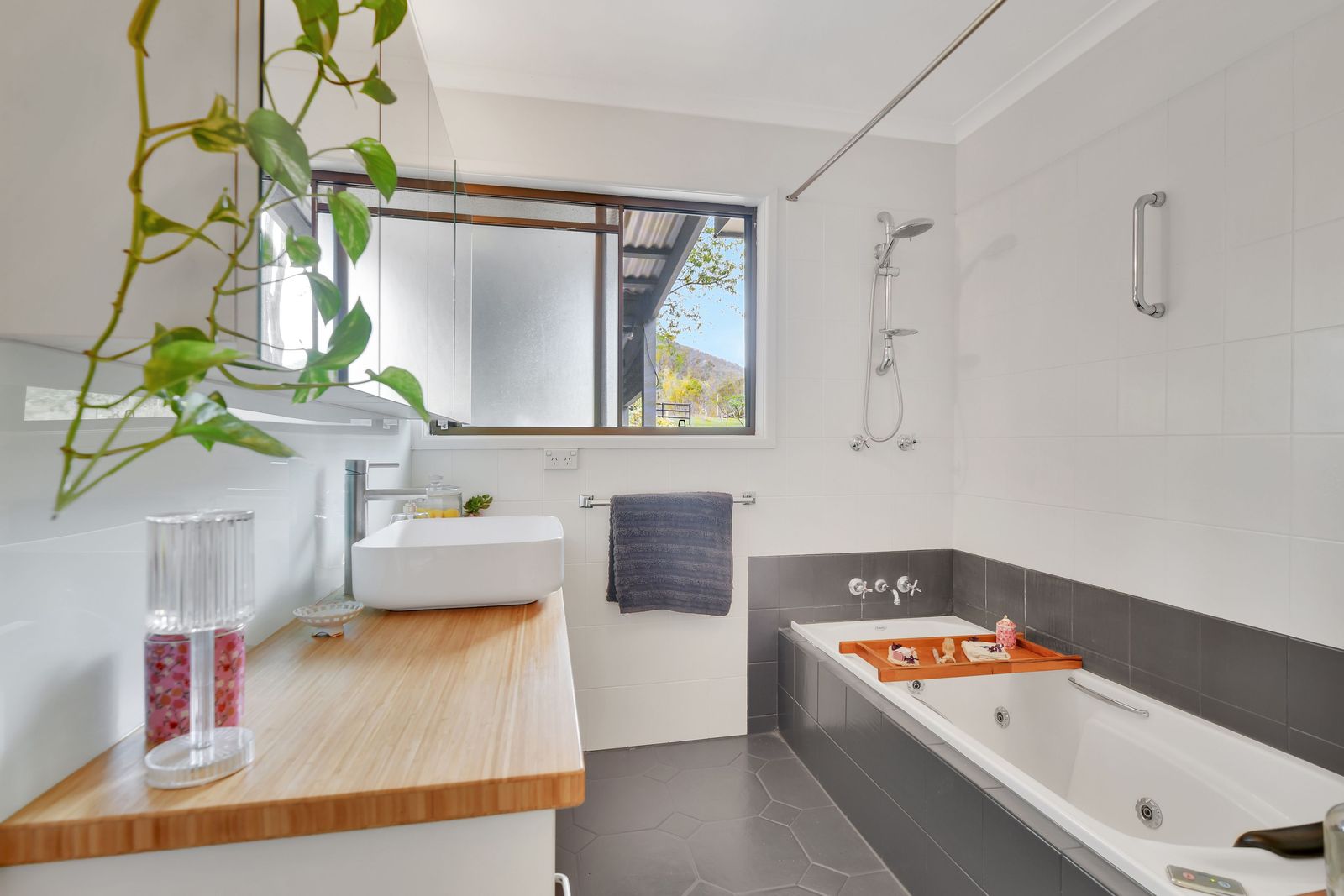 Escape to a Peaceful Acerage Retreat!