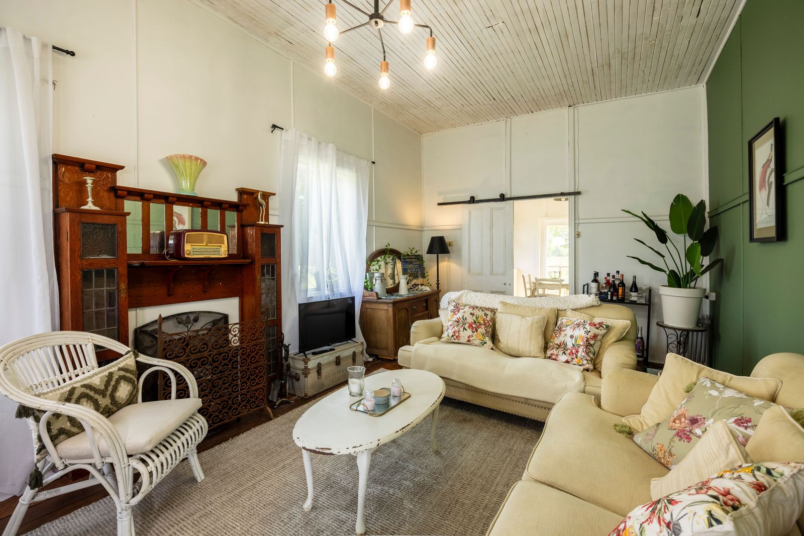 Home, Lifestyle and Acreage - This Has it All!