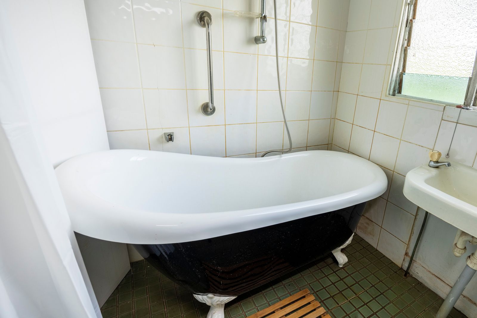 Home, Lifestyle and Acreage - This Has it All!