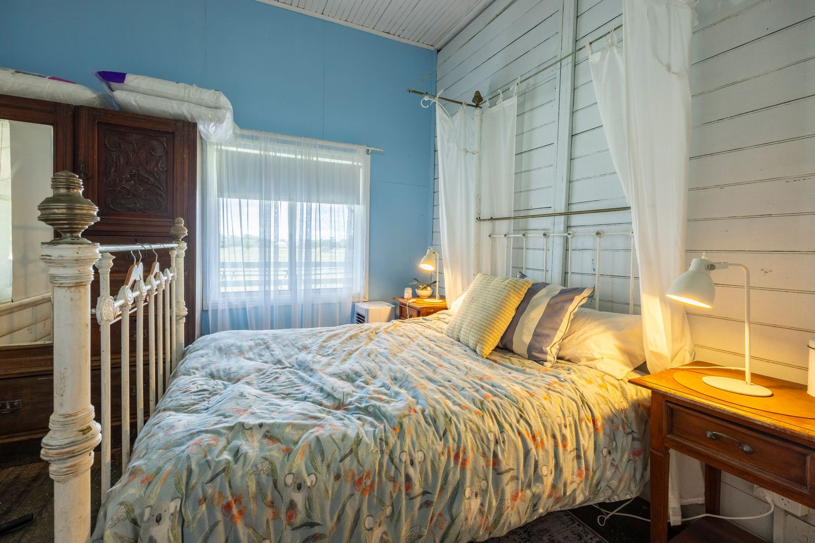 Home, Lifestyle and Acreage - This Has it All!