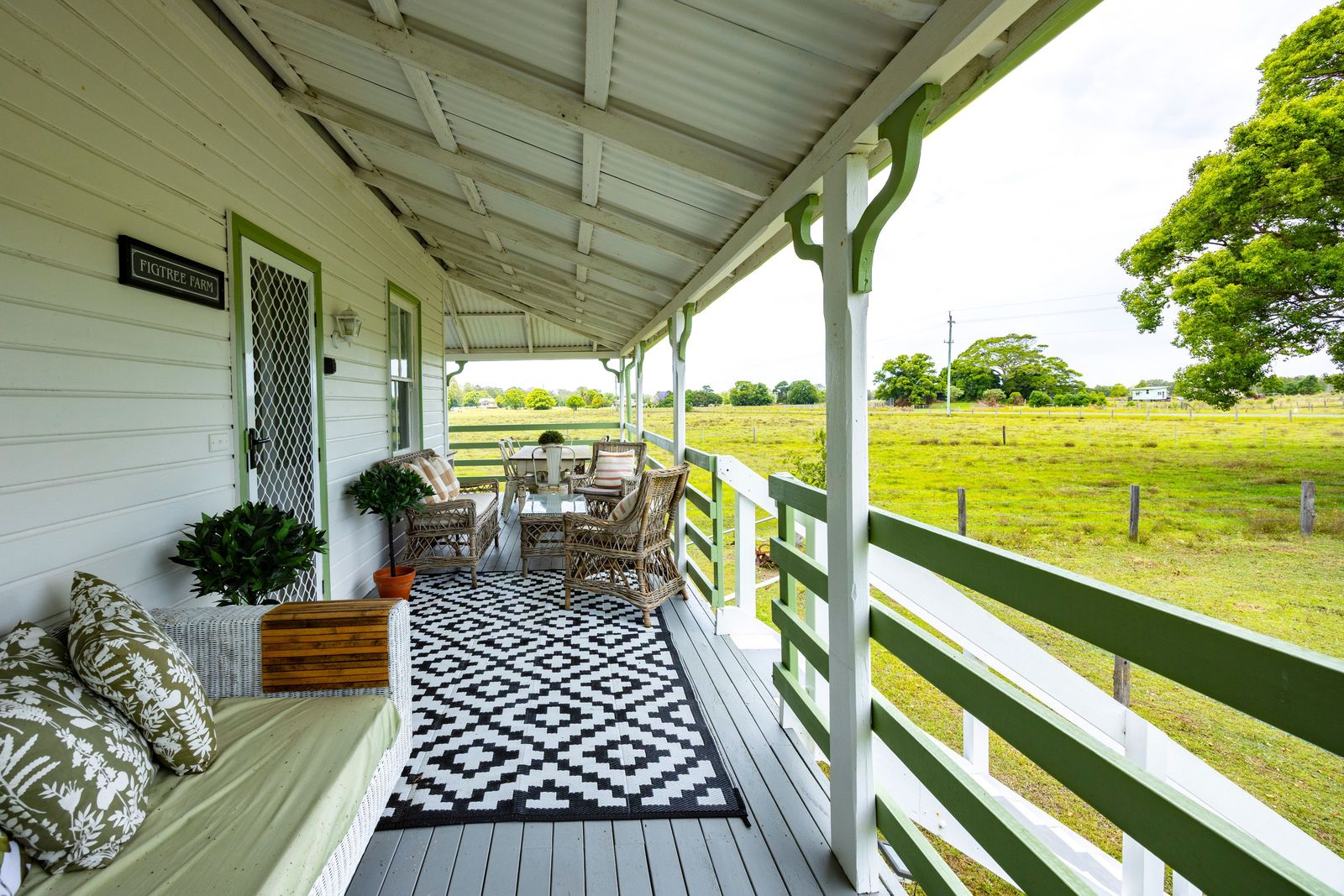 Home, Lifestyle and Acreage - This Has it All!