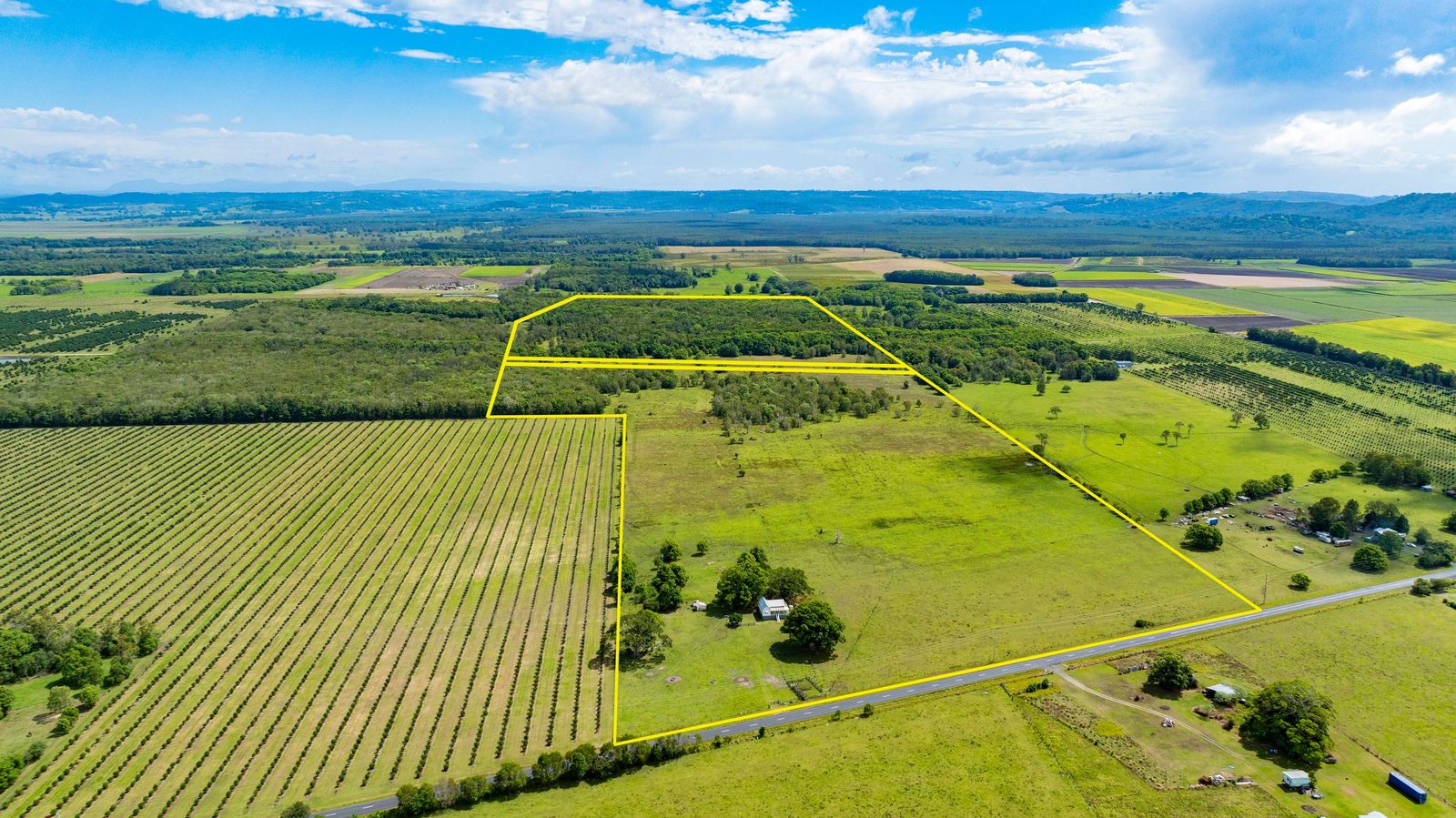 Home, Lifestyle and Acreage - This Has it All!