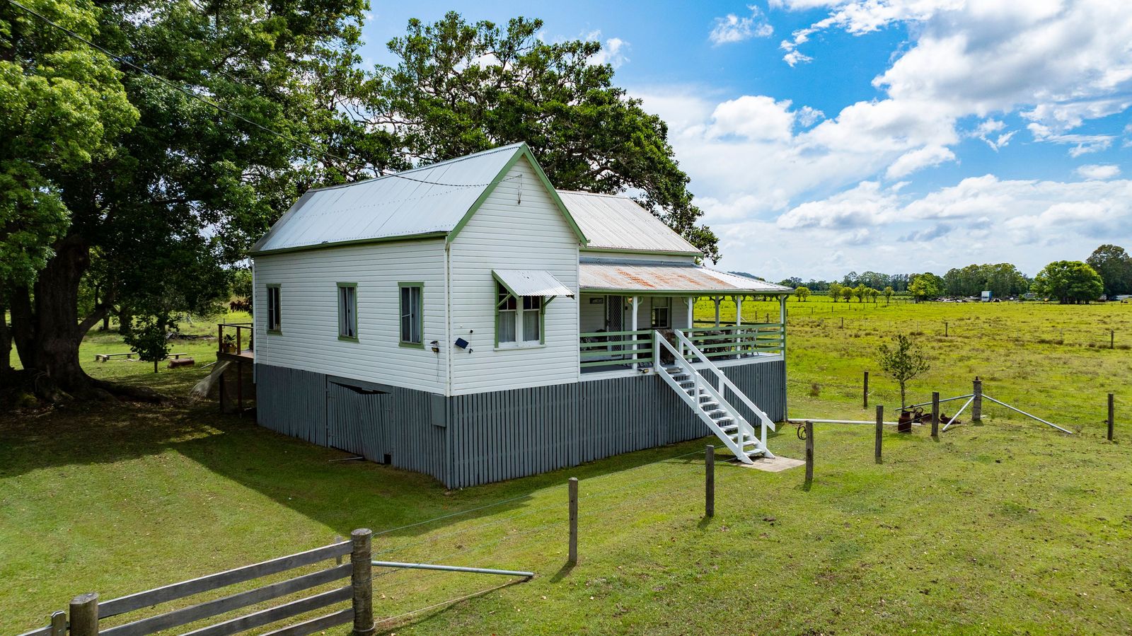 Home, Lifestyle and Acreage - This Has it All!