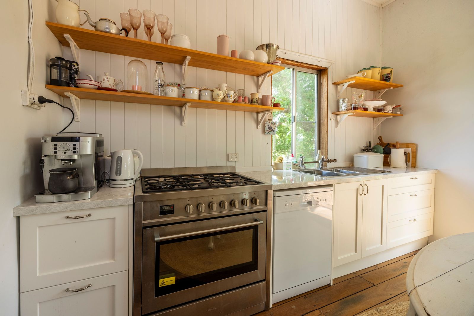 Home, Lifestyle and Acreage - This Has it All!