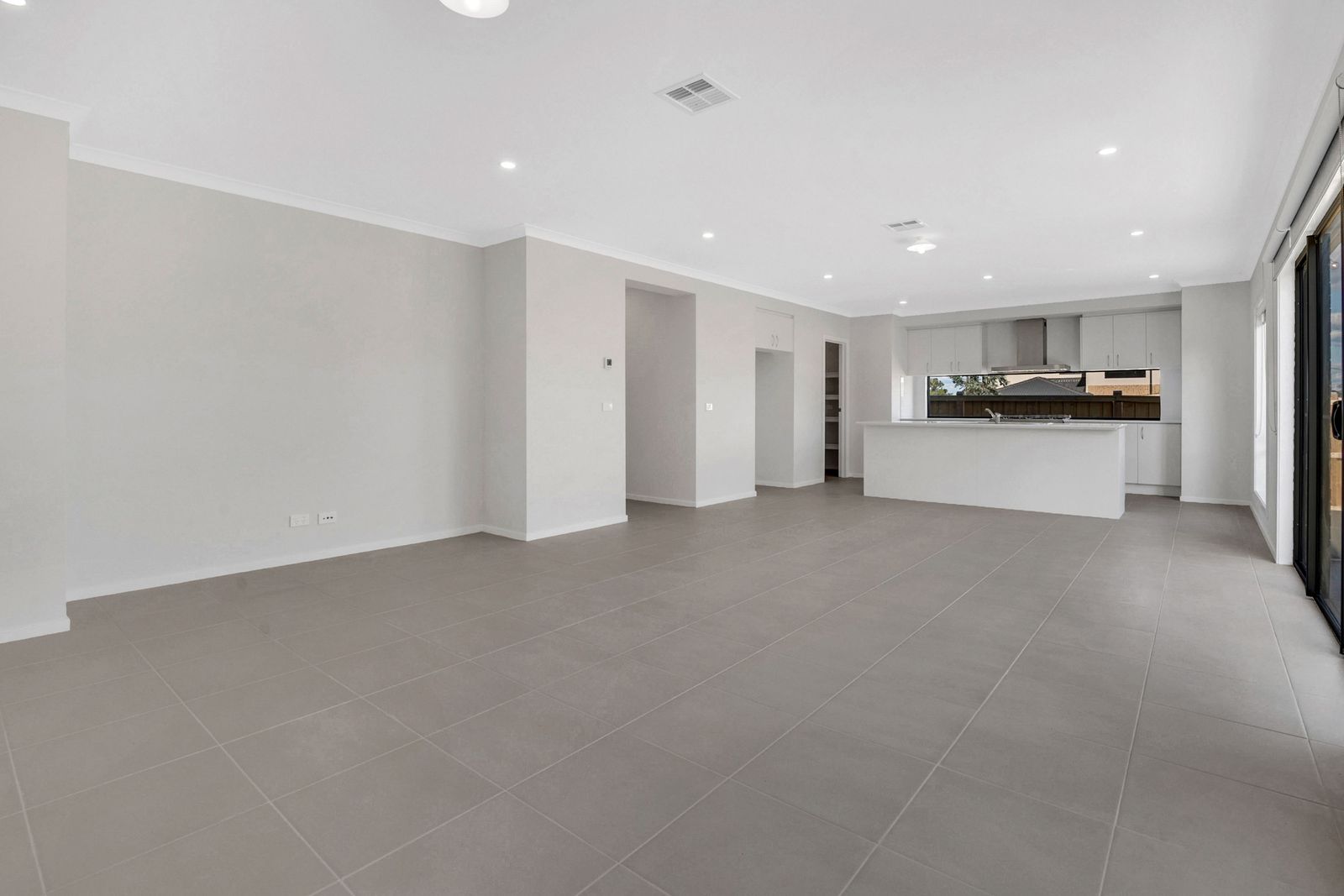 SPACIOUS, LIGHT & BRIGHT FAMILY HOME