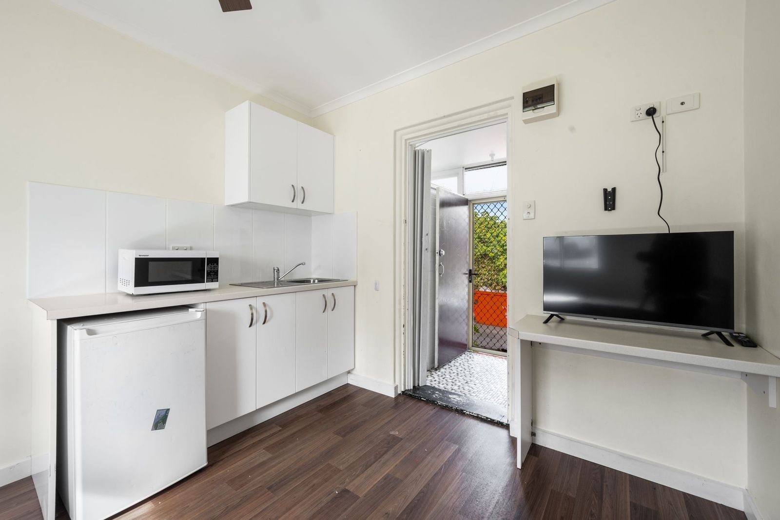 Step Right In: Secure a Low-Maintenance, Fully Furnished Flat