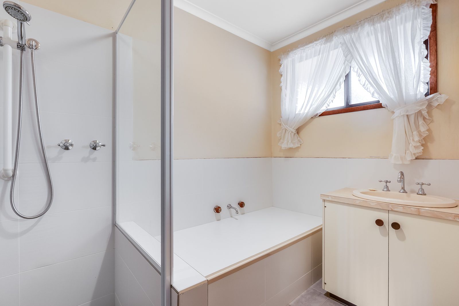 Charming 3-Bedroom Home in Peaceful Howlong Setting