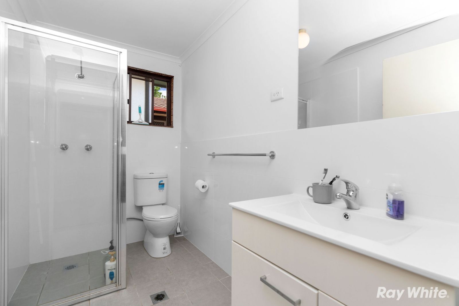 Charming & Convenient 2 Bedroom Unit