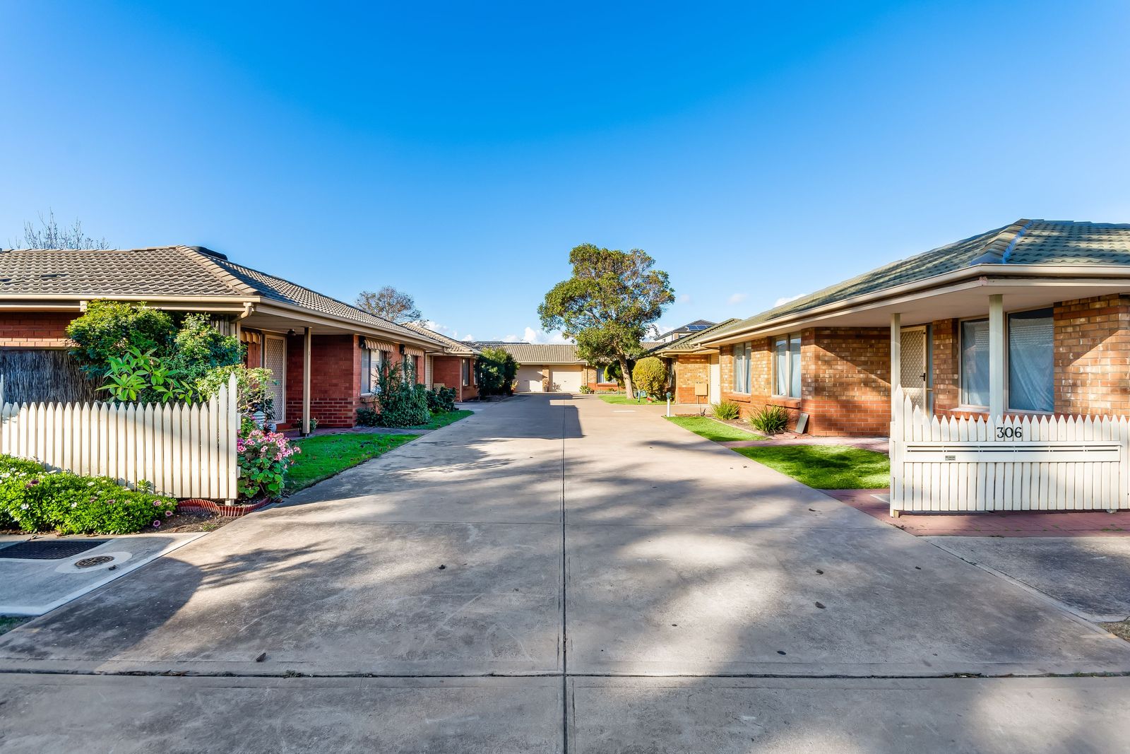 NO PETS DUE TO STRATA - 3 or 6 Month Lease Option - LOW MAINTENANCE 2 BEDROOM UNIT