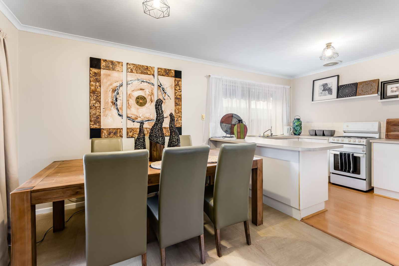 NO PETS DUE TO STRATA - 3 or 6 Month Lease Option - LOW MAINTENANCE 2 BEDROOM UNIT