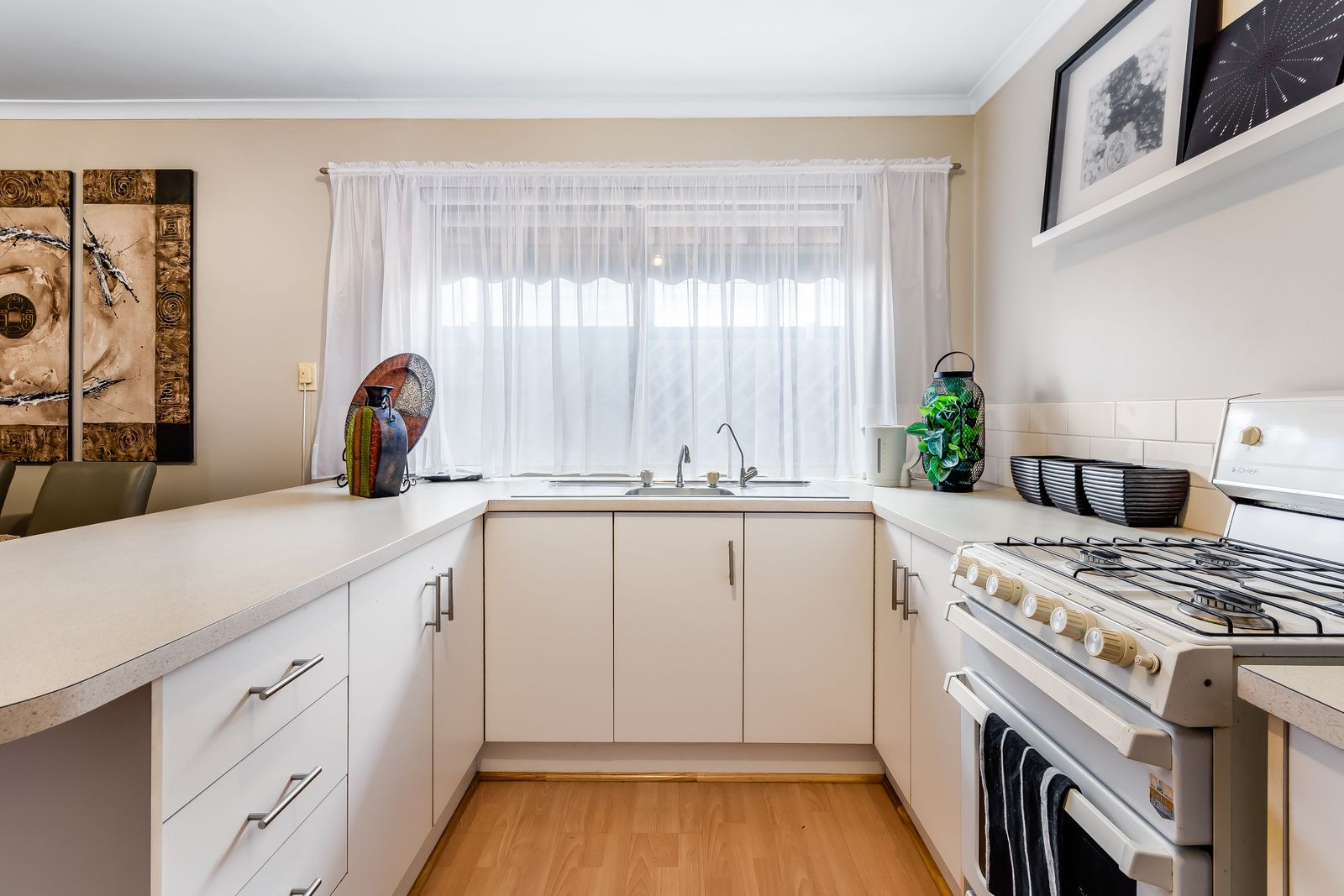 NO PETS DUE TO STRATA - 3 or 6 Month Lease Option - LOW MAINTENANCE 2 BEDROOM UNIT