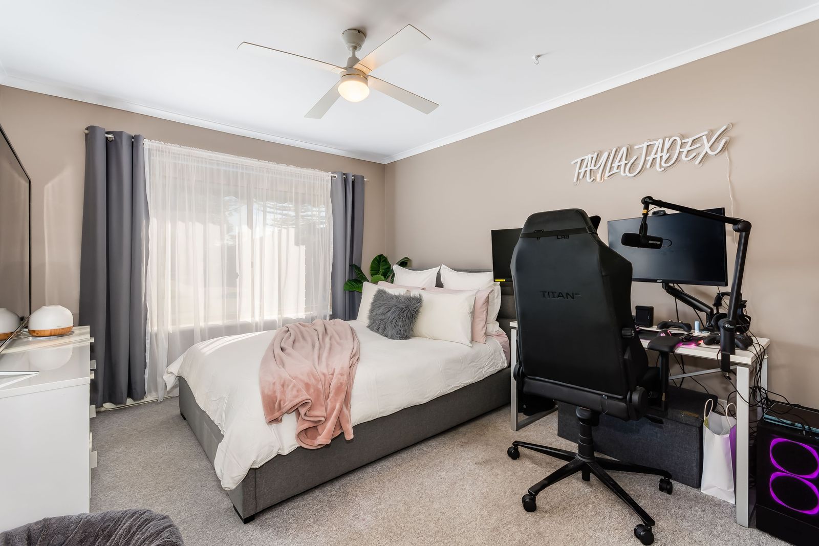 NO PETS DUE TO STRATA - 3 or 6 Month Lease Option - LOW MAINTENANCE 2 BEDROOM UNIT