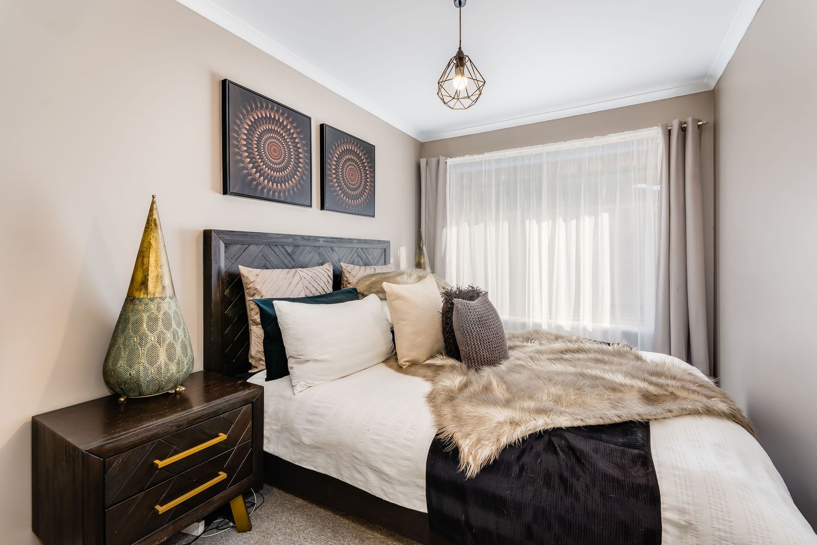 NO PETS DUE TO STRATA - 3 or 6 Month Lease Option - LOW MAINTENANCE 2 BEDROOM UNIT