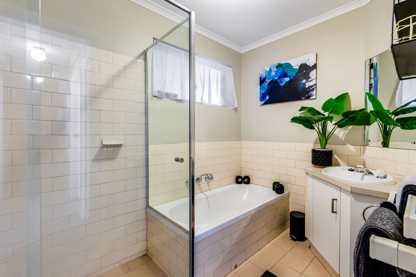 NO PETS DUE TO STRATA - 3 or 6 Month Lease Option - LOW MAINTENANCE 2 BEDROOM UNIT