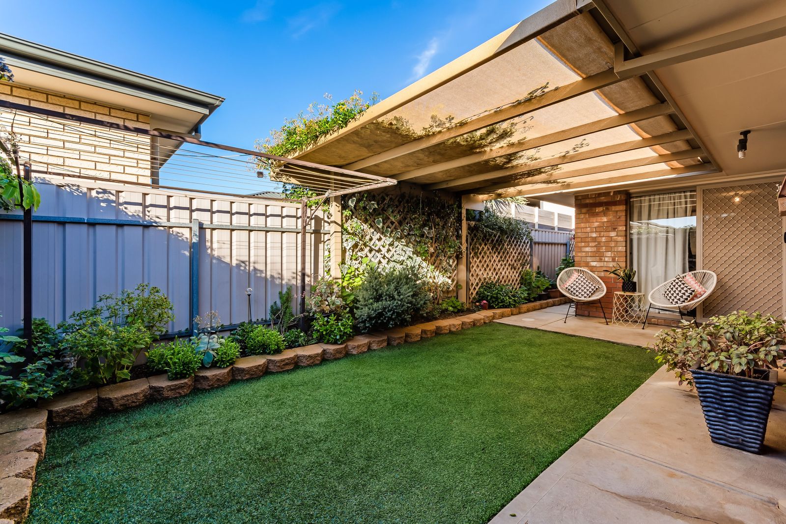 NO PETS DUE TO STRATA - 3 or 6 Month Lease Option - LOW MAINTENANCE 2 BEDROOM UNIT