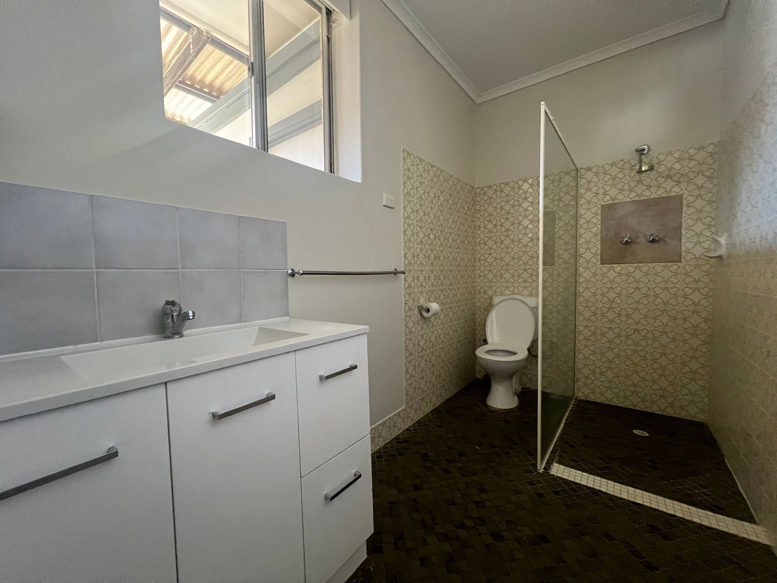 Glossop Gem: Your New Peaceful Base!