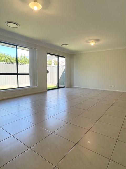 House for Rent: Spring Farm, NSW 2570, NSW, 2570
