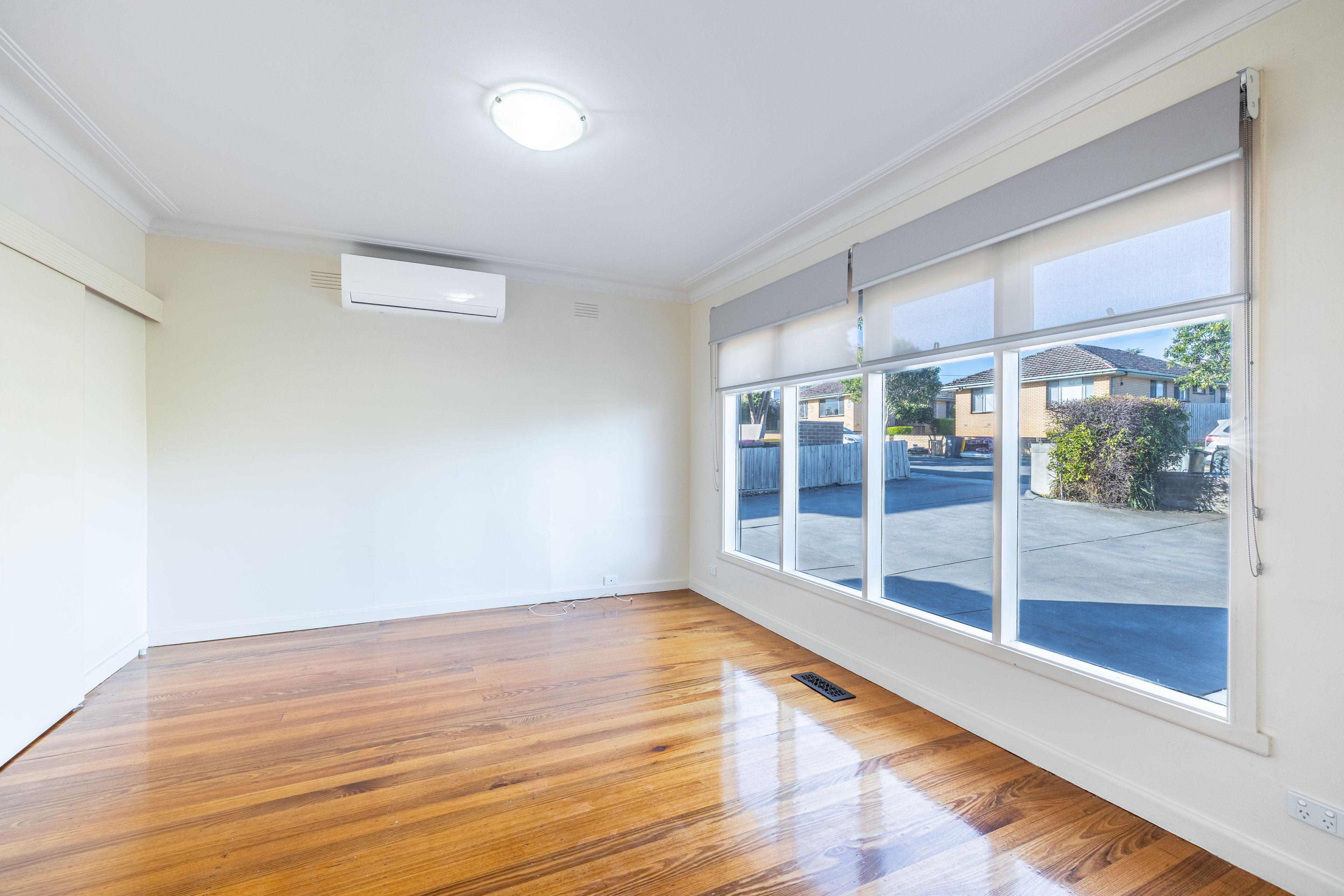 SINGLE LEVEL AND PERFECT ENTERTAINER