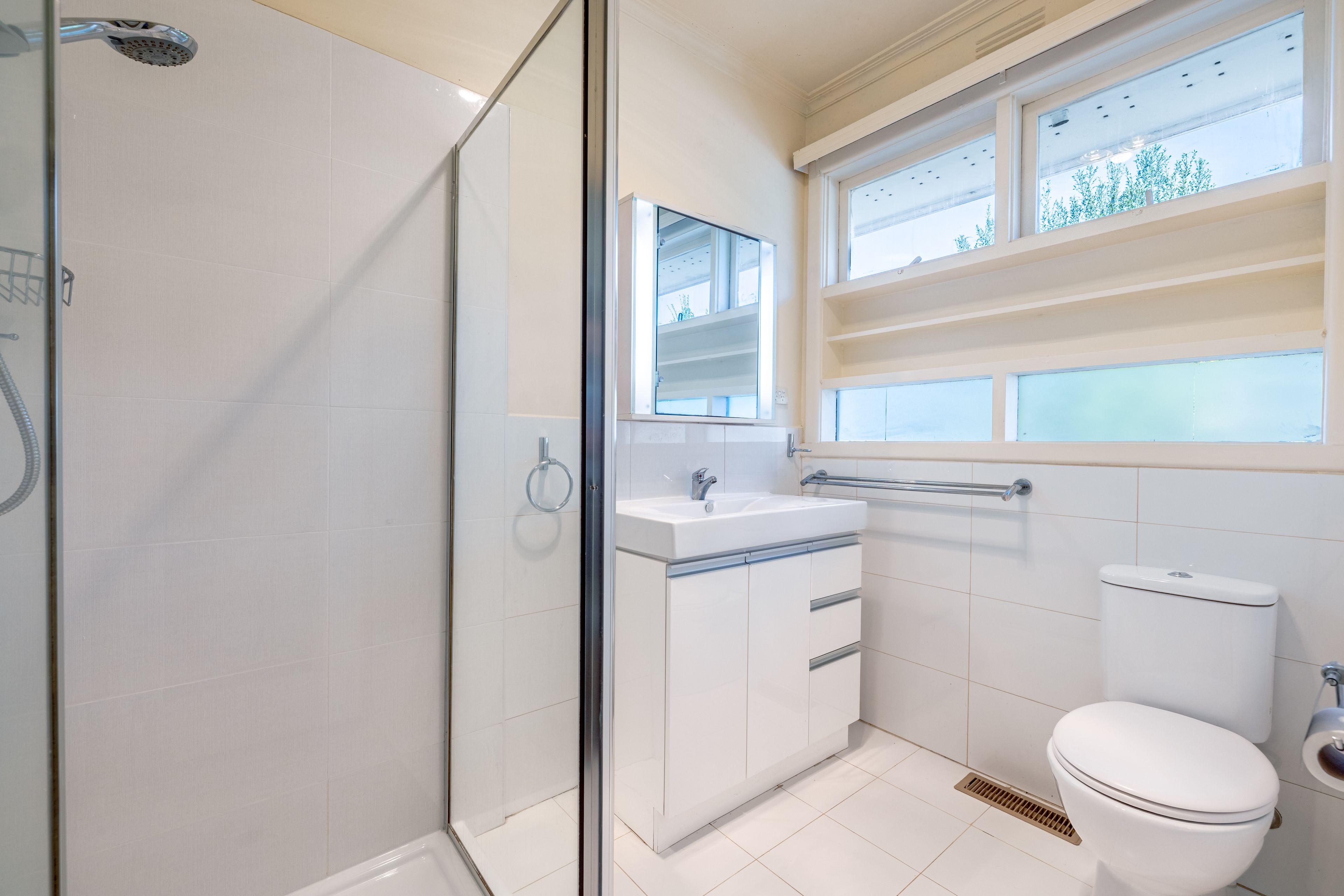 SINGLE LEVEL AND PERFECT ENTERTAINER