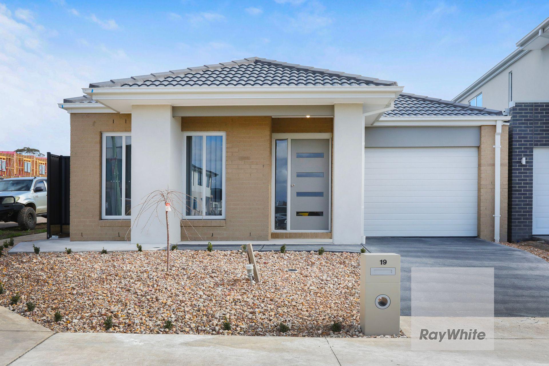 Prop-GPT: House: VIC Greenvale, VIC 3059 Home For Rent