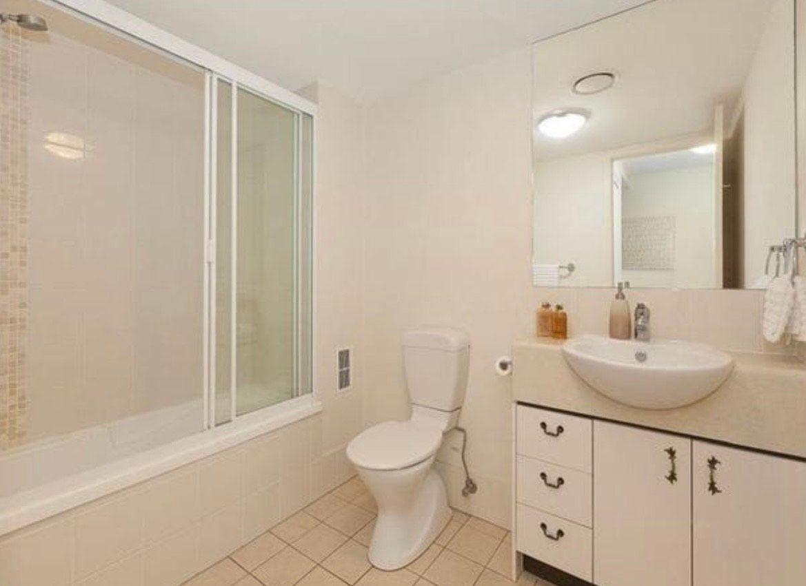 STYLISH, EASY-CARE UNIT WITH CONVENIENT ACCESS TO KEDRON BROOK