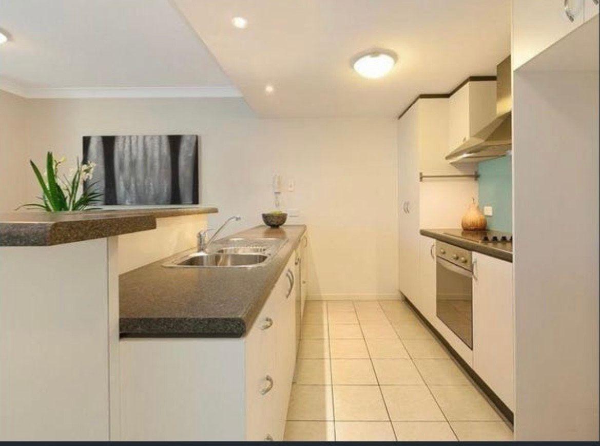STYLISH, EASY-CARE UNIT WITH CONVENIENT ACCESS TO KEDRON BROOK