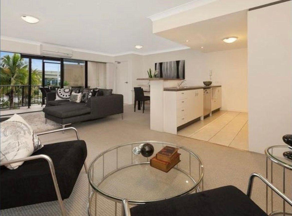 STYLISH, EASY-CARE UNIT WITH CONVENIENT ACCESS TO KEDRON BROOK