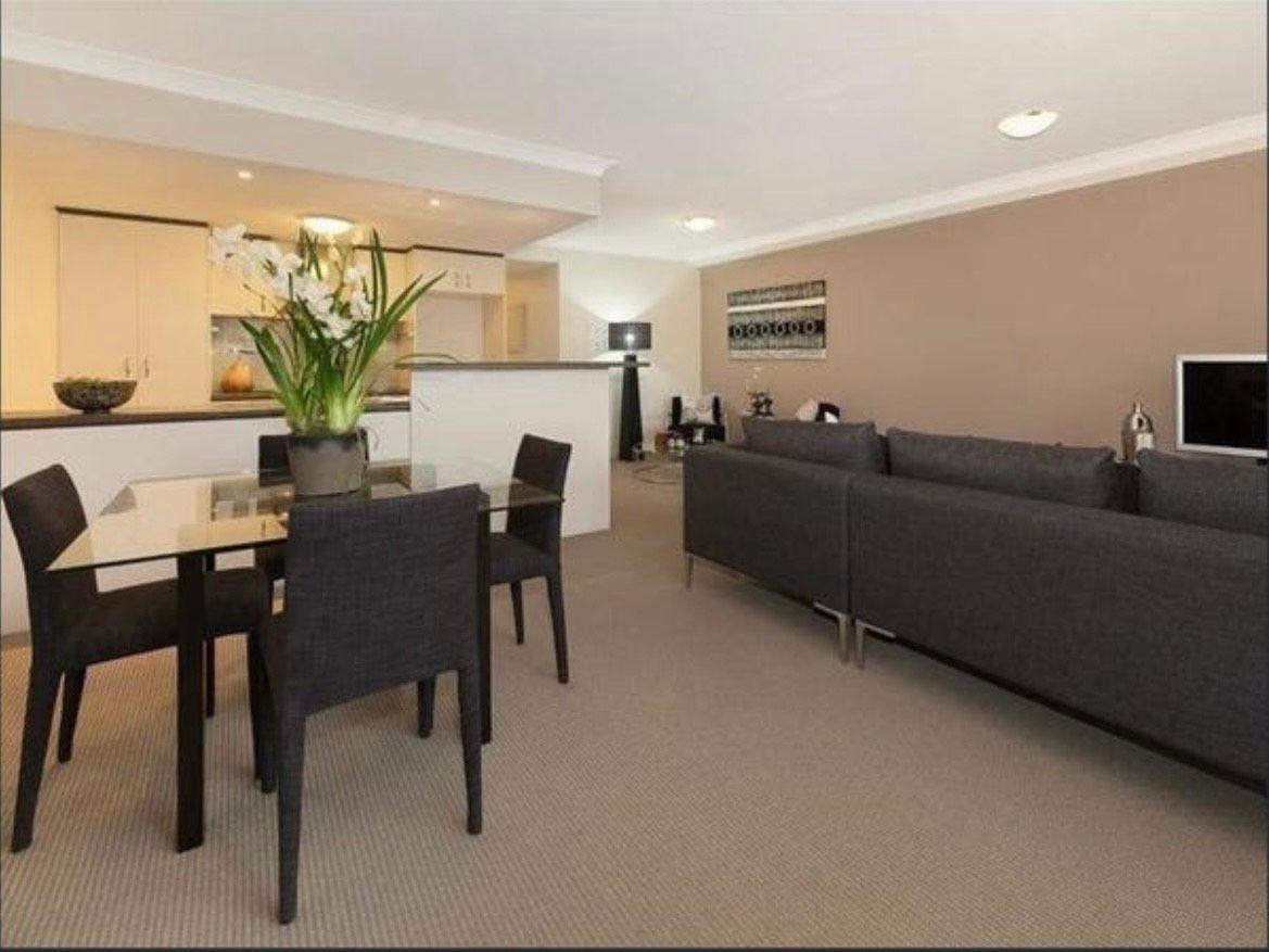 STYLISH, EASY-CARE UNIT WITH CONVENIENT ACCESS TO KEDRON BROOK
