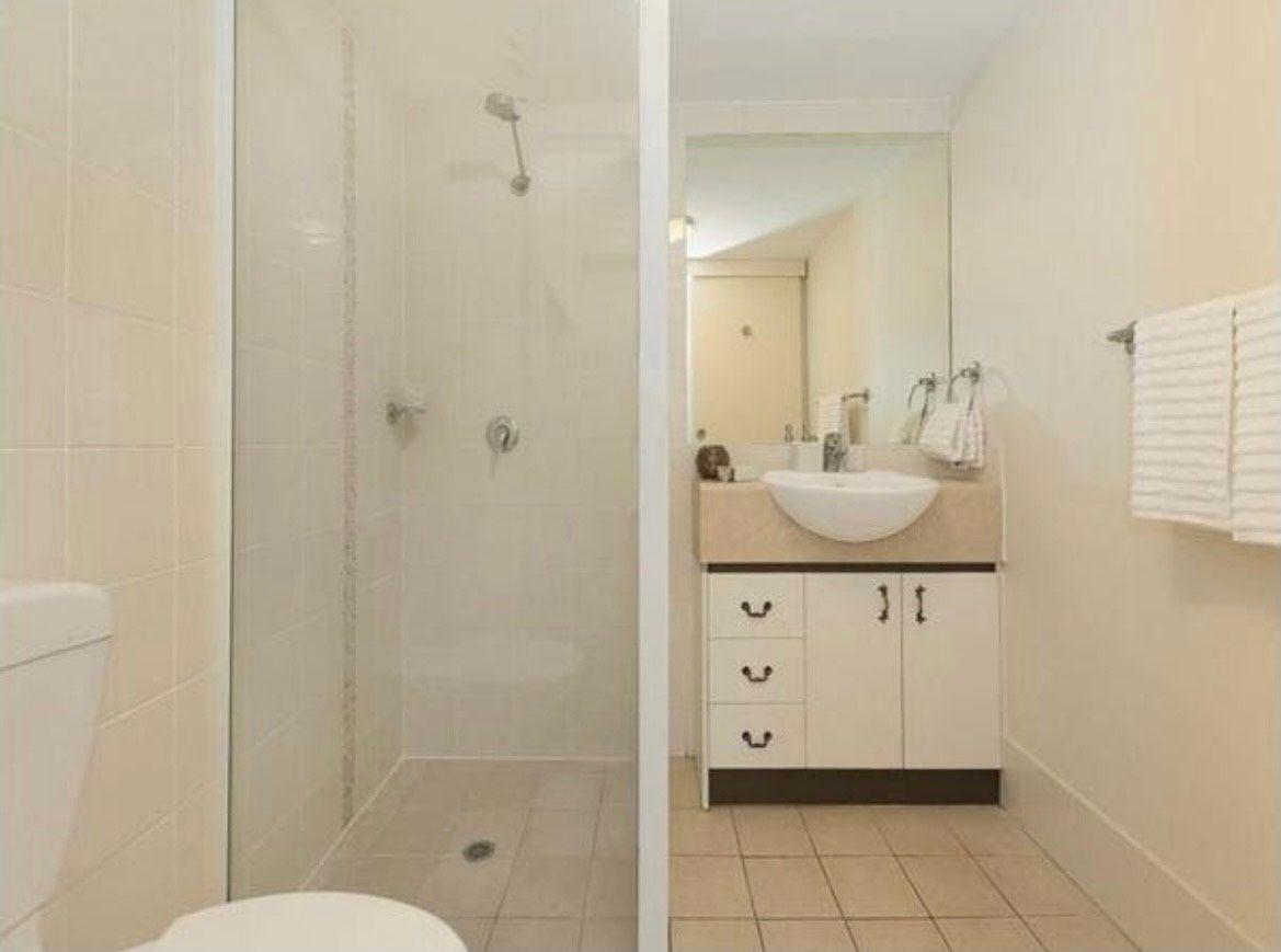 STYLISH, EASY-CARE UNIT WITH CONVENIENT ACCESS TO KEDRON BROOK