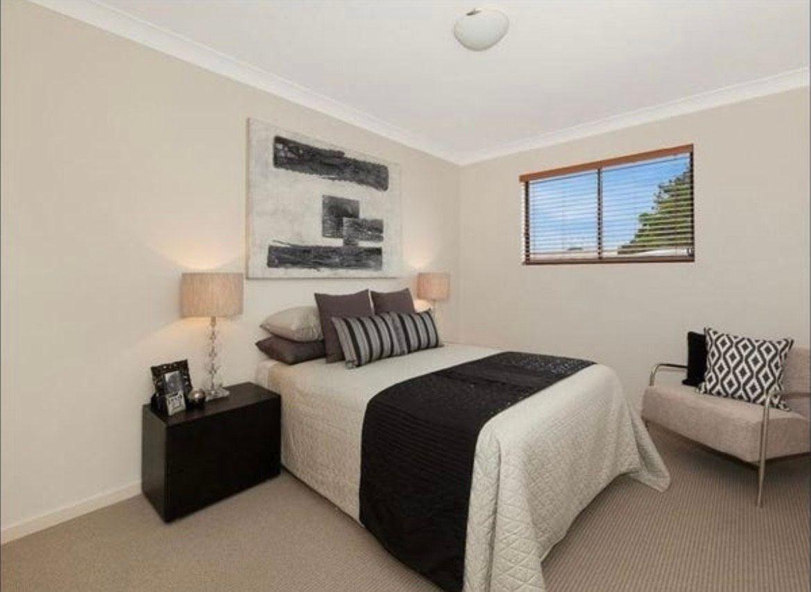 STYLISH, EASY-CARE UNIT WITH CONVENIENT ACCESS TO KEDRON BROOK