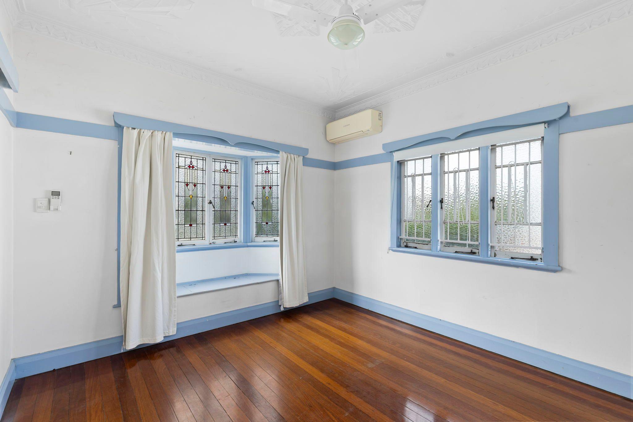 This Well Presented Hi-Set Queenslander is located within the Eagle Junction School Catchment and walking distance to public transport.