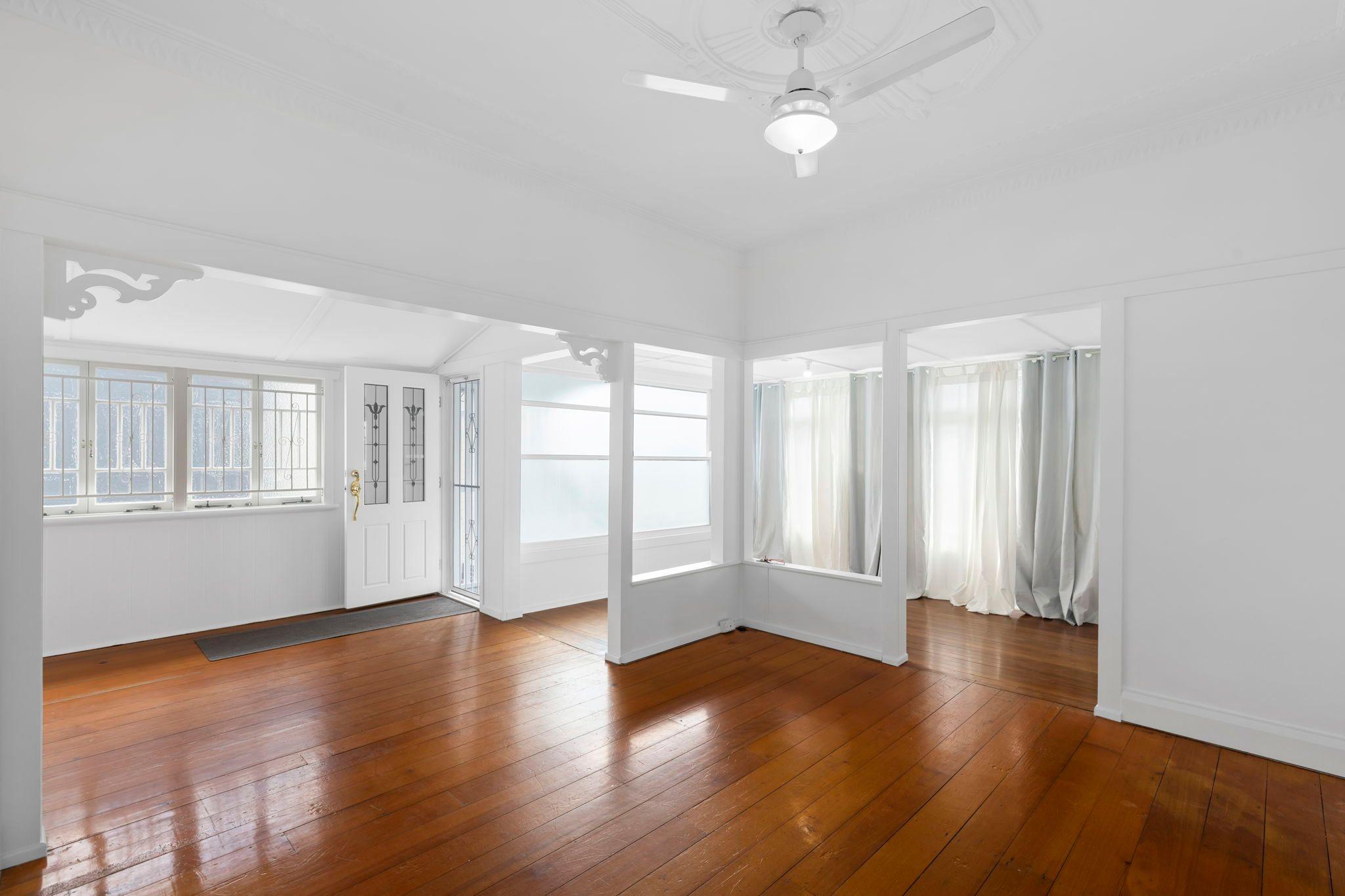 This Well Presented Hi-Set Queenslander is located within the Eagle Junction School Catchment and walking distance to public transport.