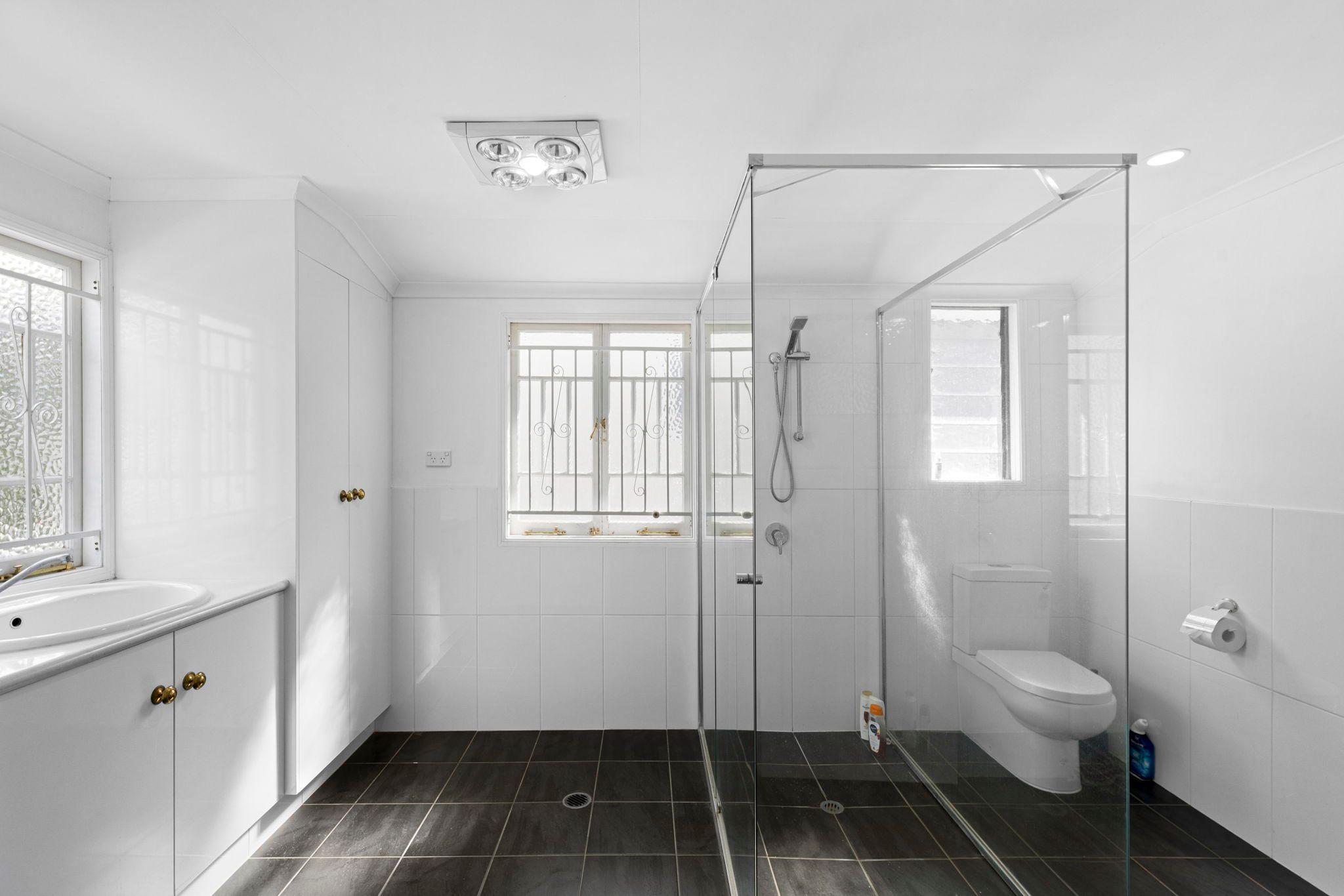 This Well Presented Hi-Set Queenslander is located within the Eagle Junction School Catchment and walking distance to public transport.