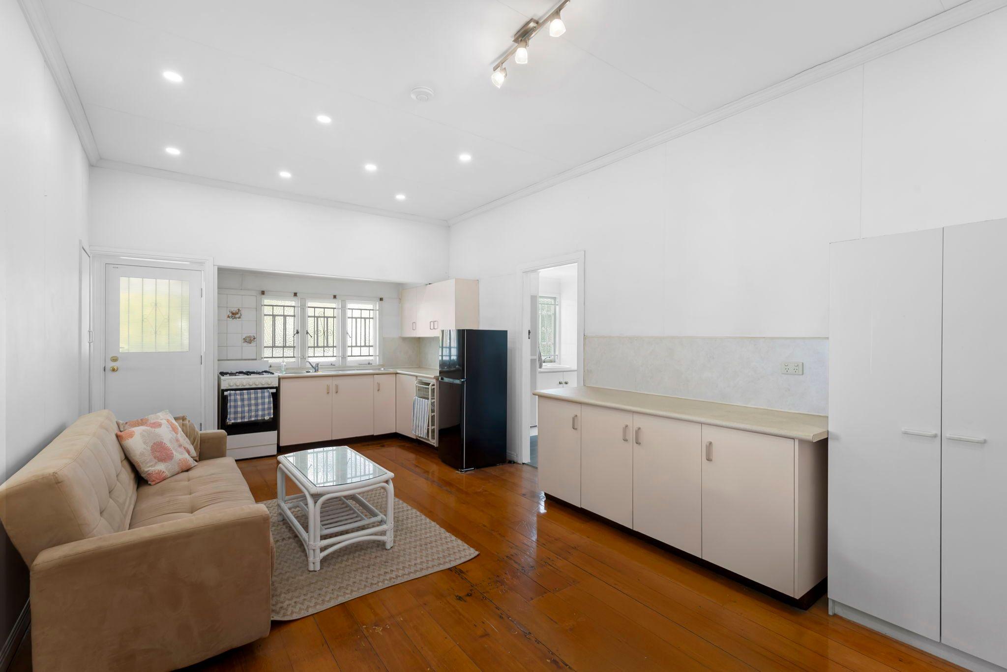 This Well Presented Hi-Set Queenslander is located within the Eagle Junction School Catchment and walking distance to public transport.