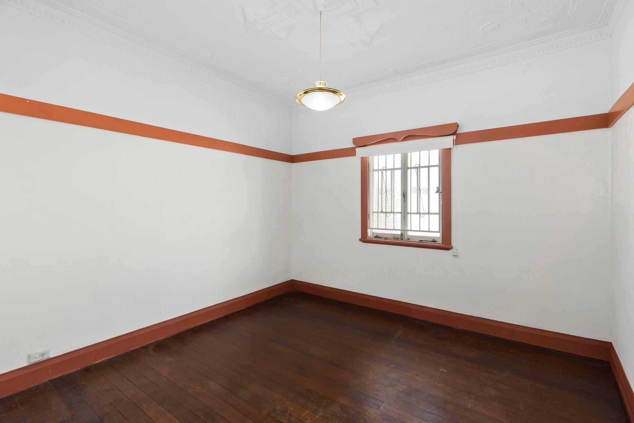 This Well Presented Hi-Set Queenslander is located within the Eagle Junction School Catchment and walking distance to public transport.