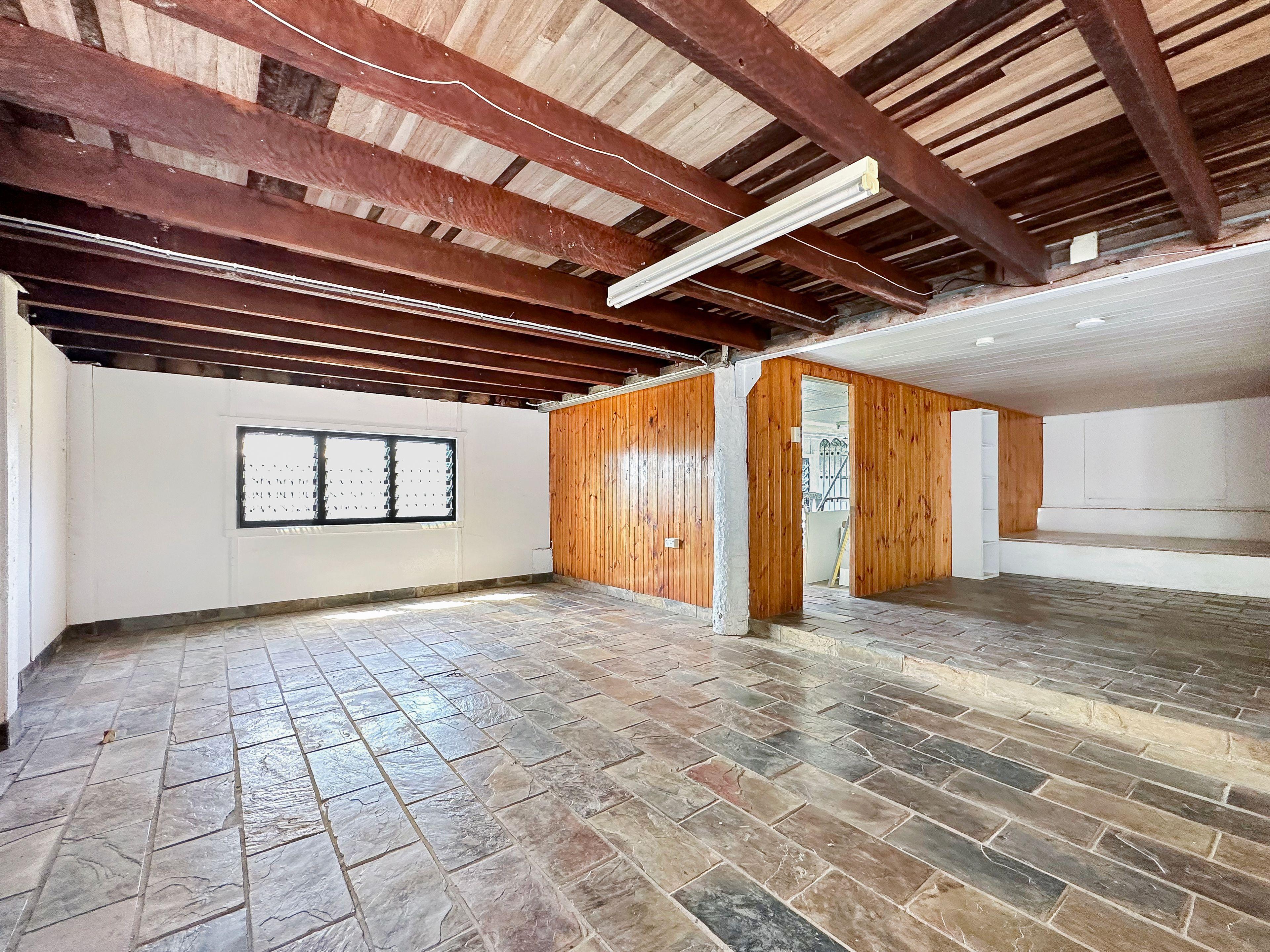 House for rent! Water views close to the beach