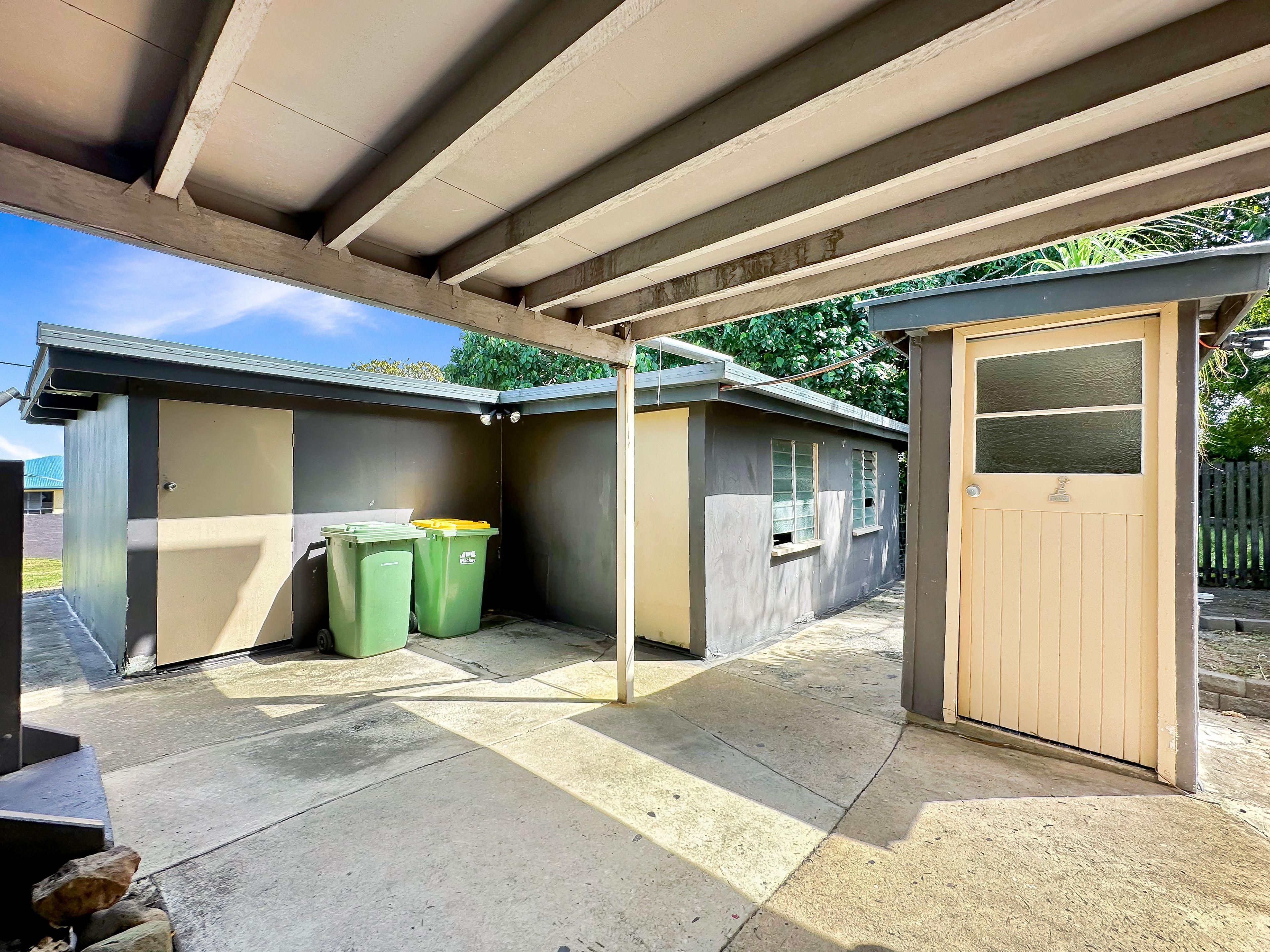 House for rent! Water views close to the beach