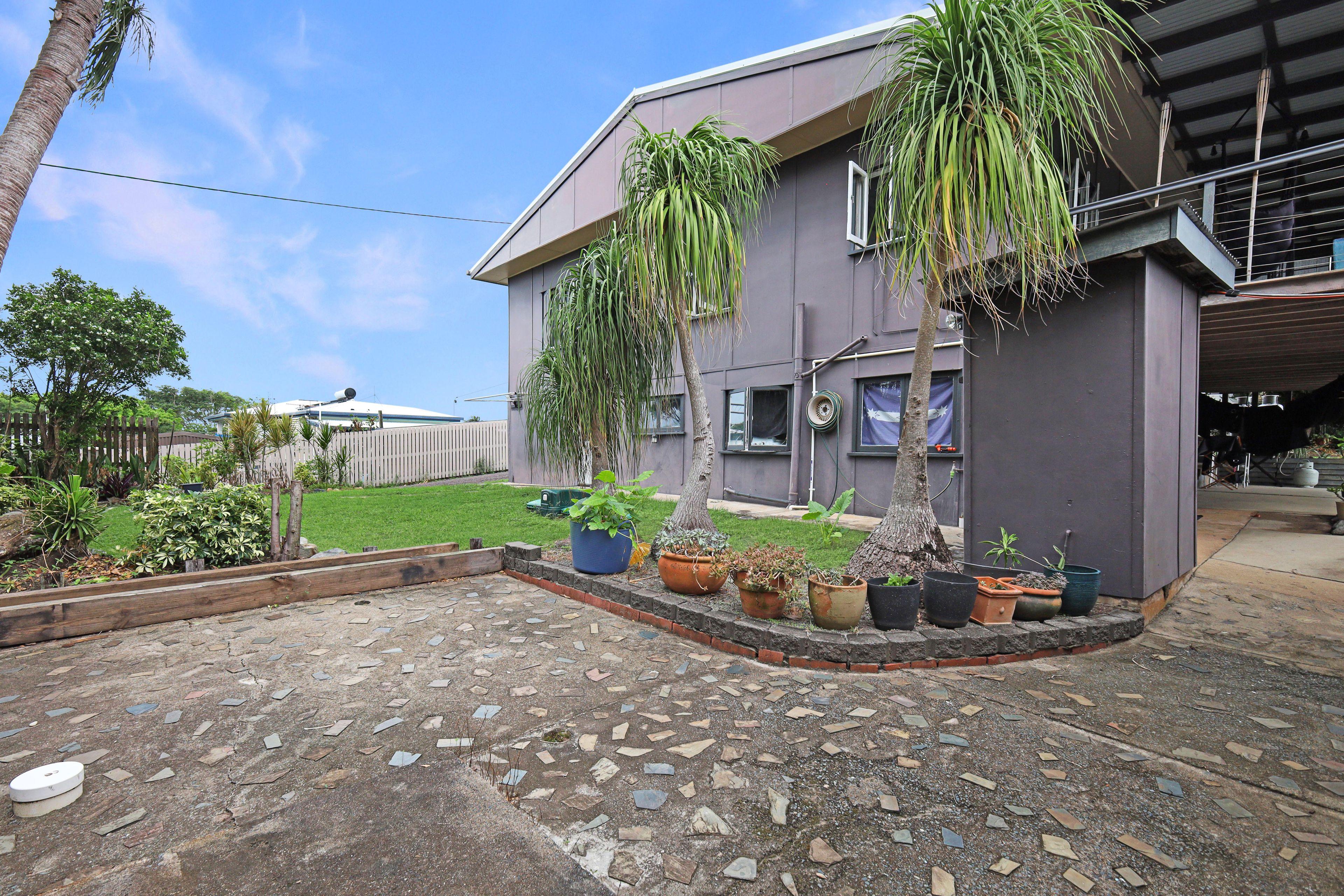 House for rent! Water views close to the beach