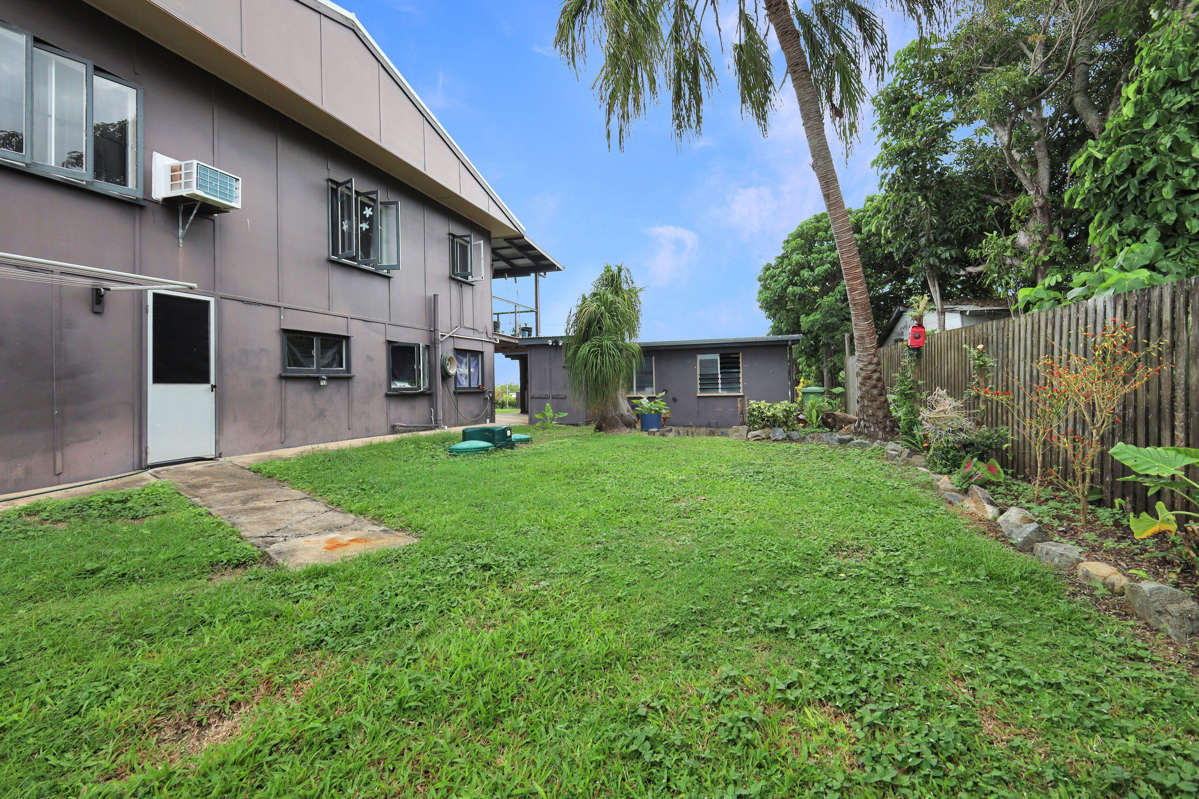 House for rent! Water views close to the beach