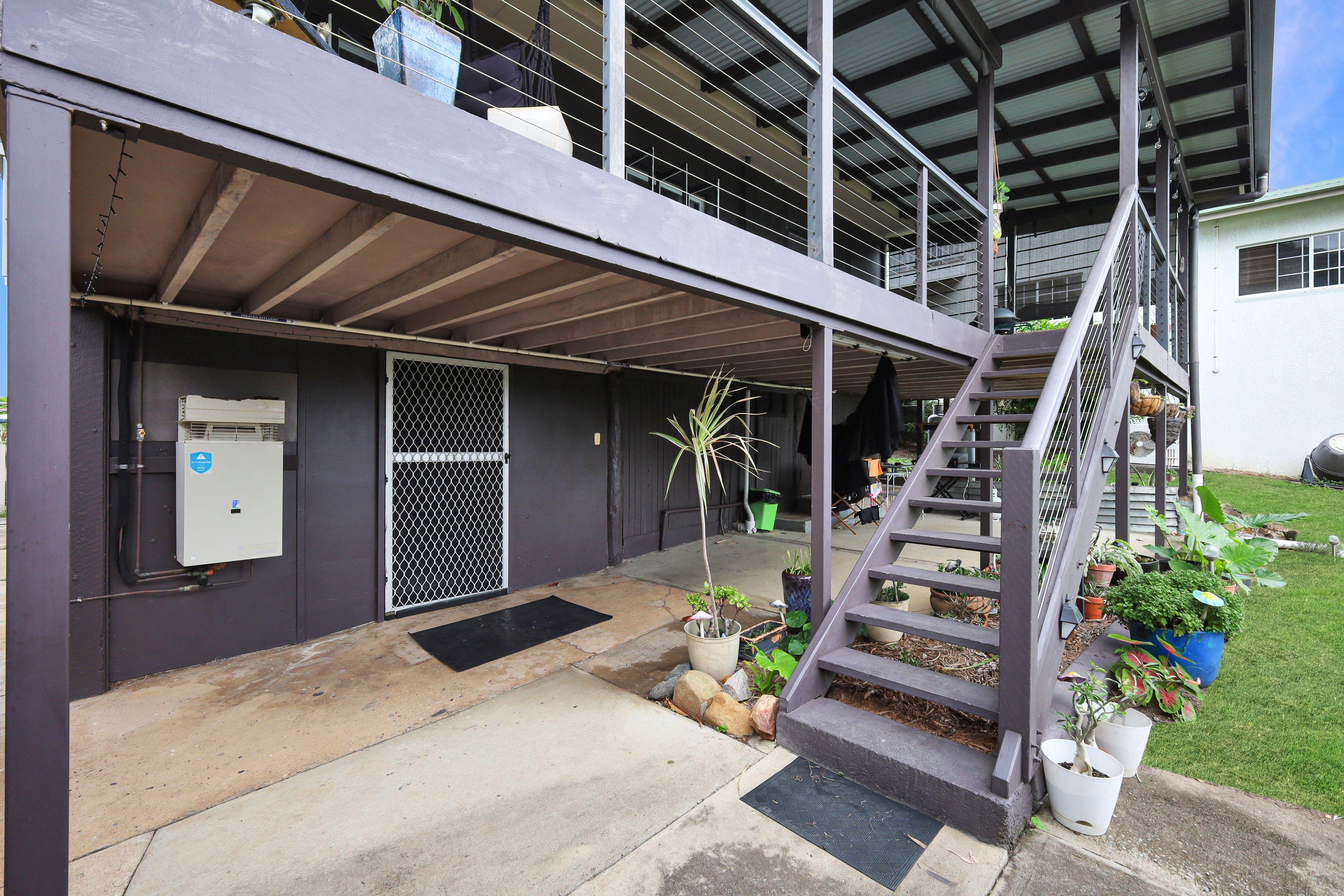 House for rent! Water views close to the beach